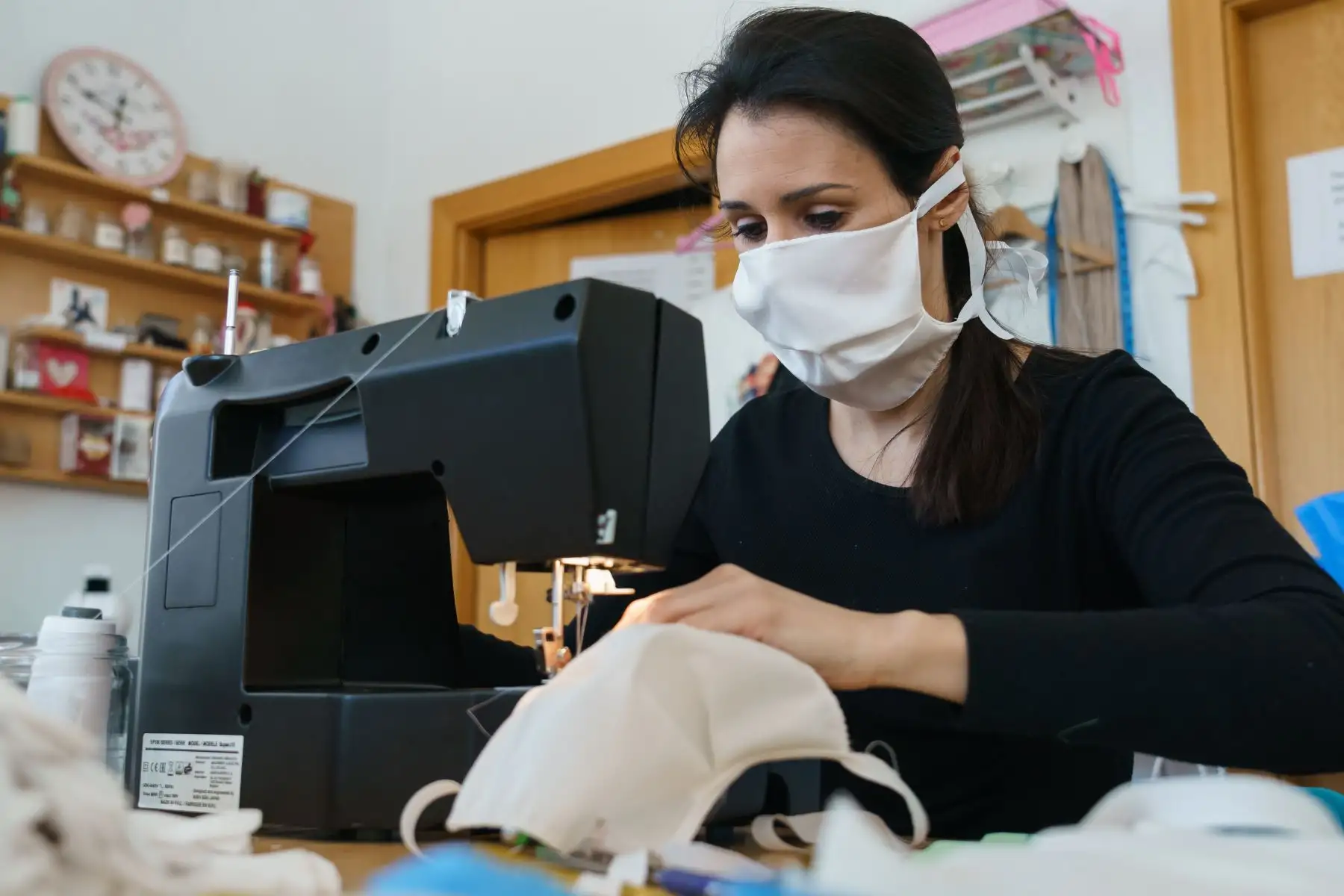 Una mujer cose máscaras faciales hechas a mano en un taller en Burgos, al norte de España en medio de las preocupaciones por el brote de coronavirus COVID-19. Otras 514 personas murieron en España en las últimas 24 horas, elevando el número de muertos a 2,696, ya que el número de infecciones aumentó a 40,000, dijo el gobierno. Foto: AFP