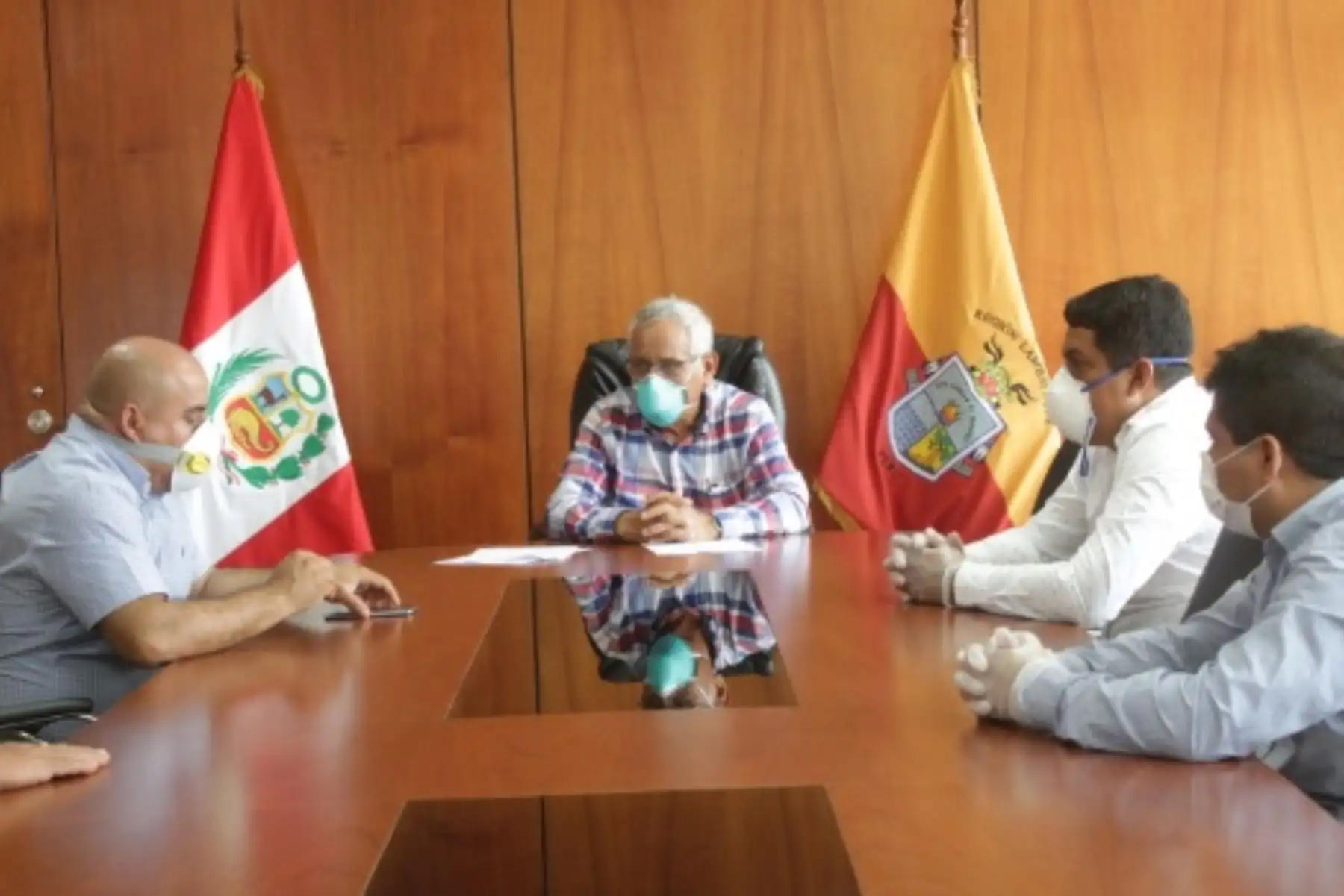 El gobernador regional de Lambayeque, Anselmo Lozano, coordina con las municipalidades la entrega de alimentos y productos de primera necesidad a las familias de pobreza y extrema pobreza de dicho departamento, como una ayuda frente al aislamiento obligatorio dispuesto para contener la propagación del coronavirus Covid-19.