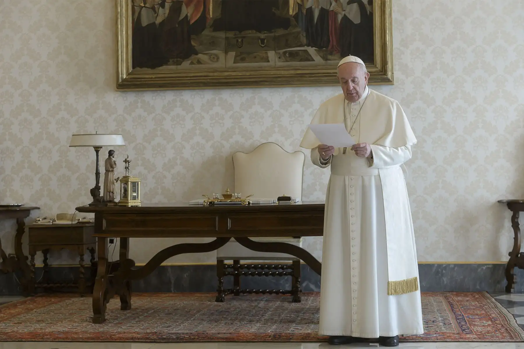 Papa Francisco recitando la oración "Padre Nuestro" durante una transmisión en vivo desde la biblioteca del palacio apostólico en el Vaticano durante el encierro luego de la nueva pandemia de coronavirus COVID-19. Foto: AFP