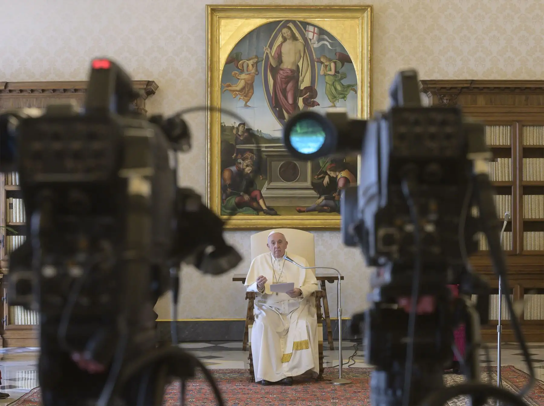 Papa Francisco recitando la oración "Padre Nuestro" durante una transmisión en vivo desde la biblioteca del palacio apostólico en el Vaticano durante el encierro luego de la nueva pandemia de coronavirus COVID-19. Foto: AFP
