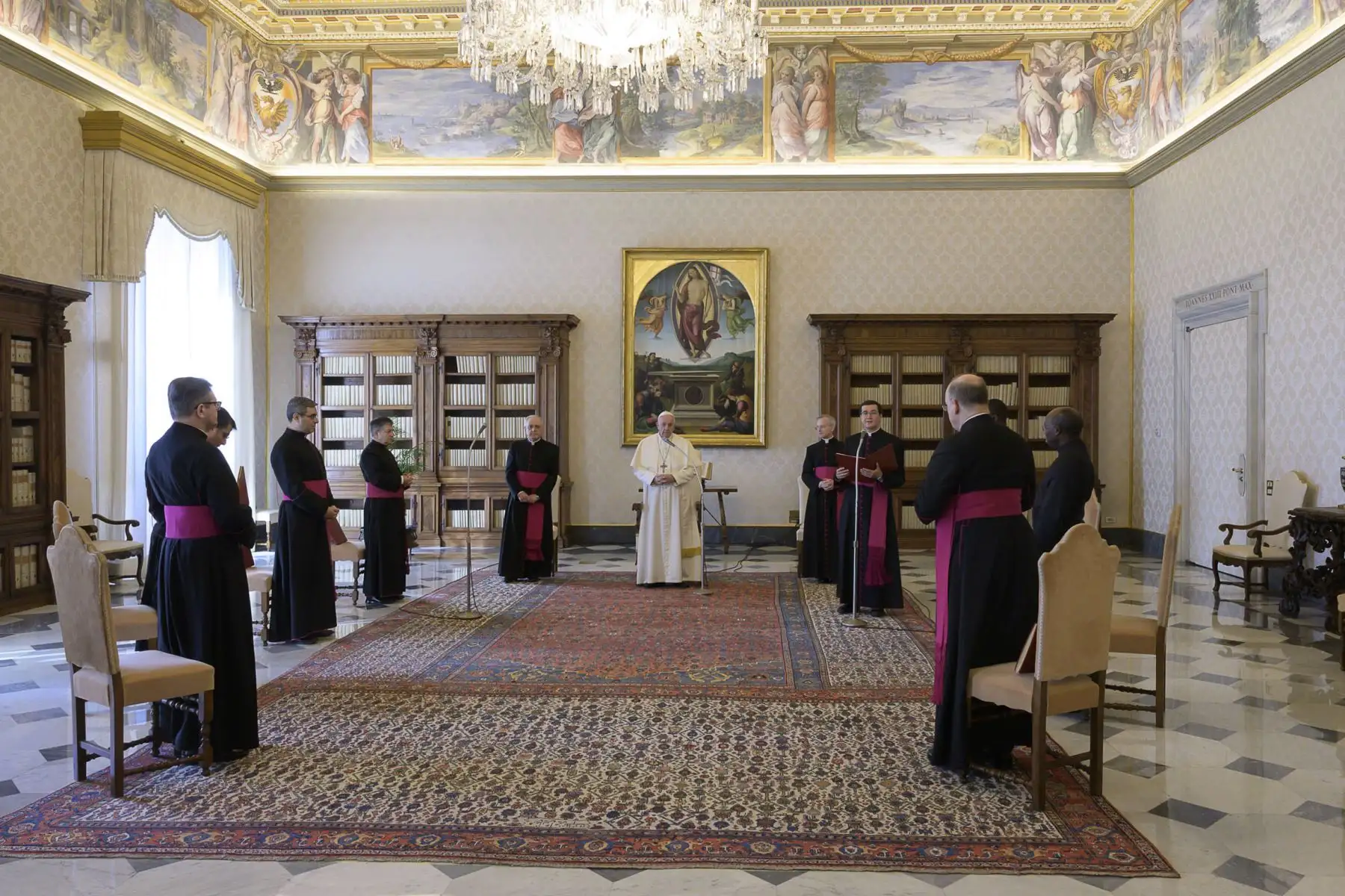 Papa Francisco recitando la oración "Padre Nuestro" durante una transmisión en vivo desde la biblioteca del palacio apostólico en el Vaticano durante el encierro luego de la nueva pandemia de coronavirus COVID-19. Foto: AFP