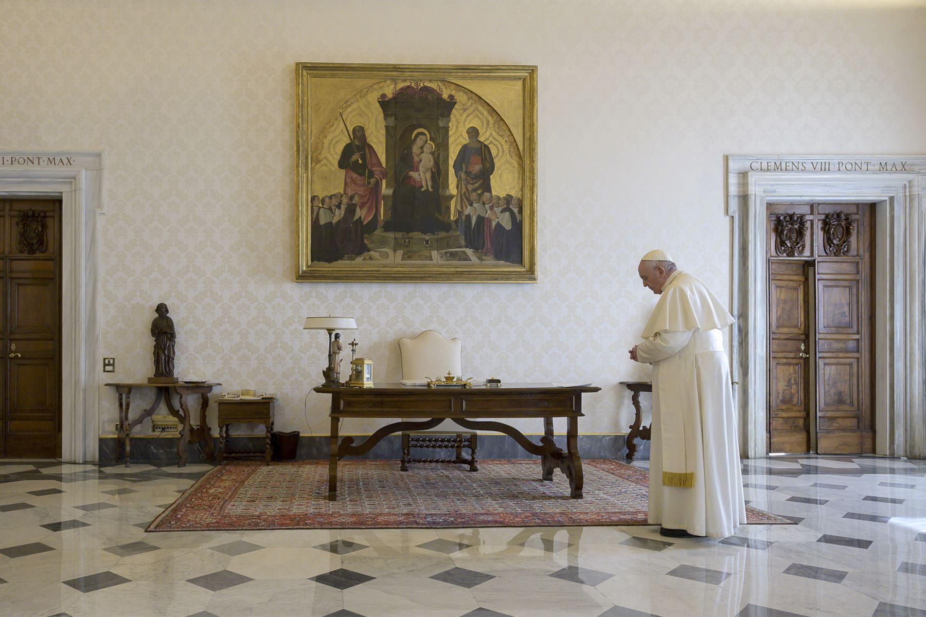 Papa Francisco recitando la oración "Padre Nuestro" durante una transmisión en vivo desde la biblioteca del palacio apostólico en el Vaticano durante el encierro luego de la nueva pandemia de coronavirus COVID-19. Foto: AFP