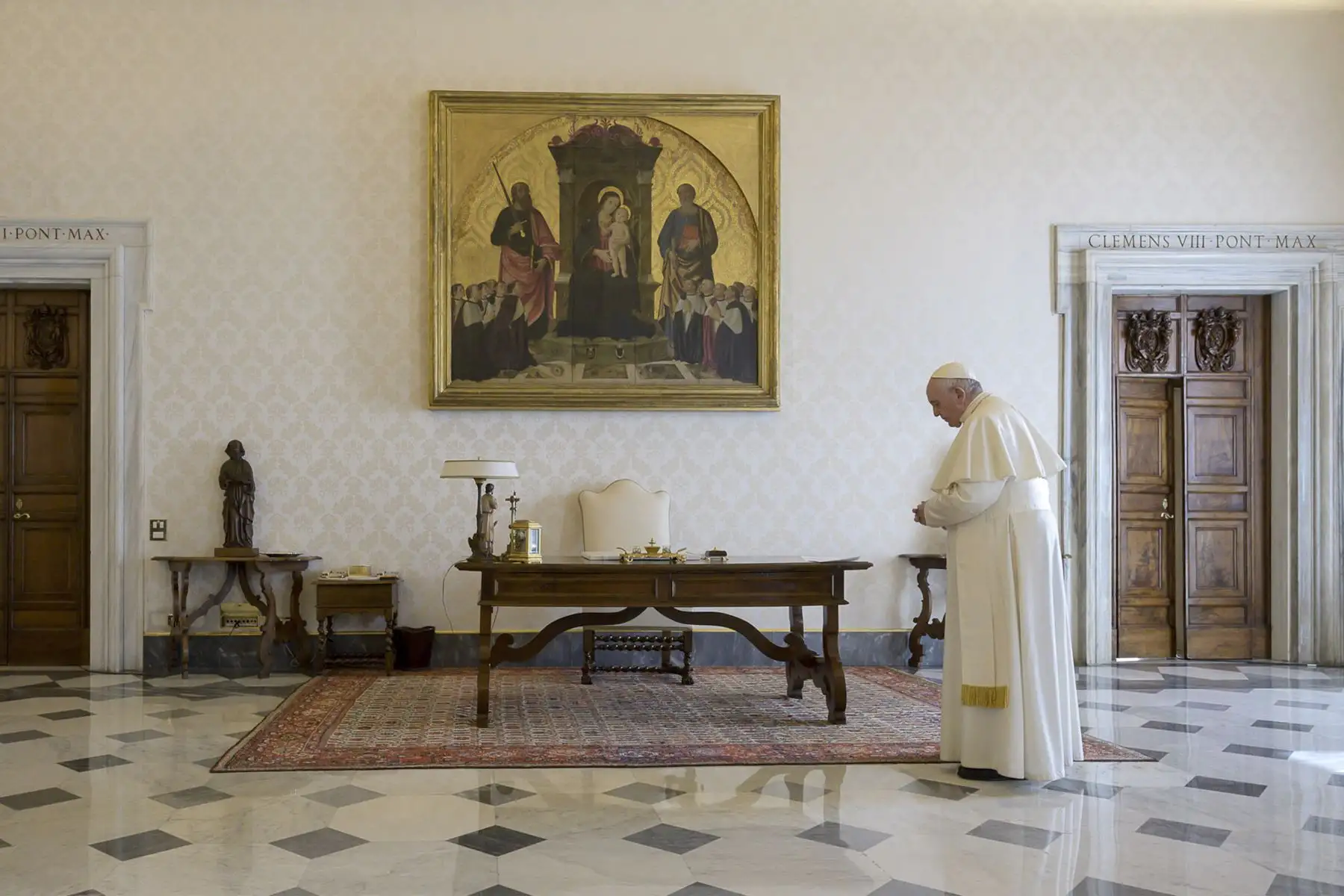 Papa Francisco recitando la oración "Padre Nuestro" durante una transmisión en vivo desde la biblioteca del palacio apostólico en el Vaticano durante el encierro luego de la nueva pandemia de coronavirus COVID-19. Foto: AFP
