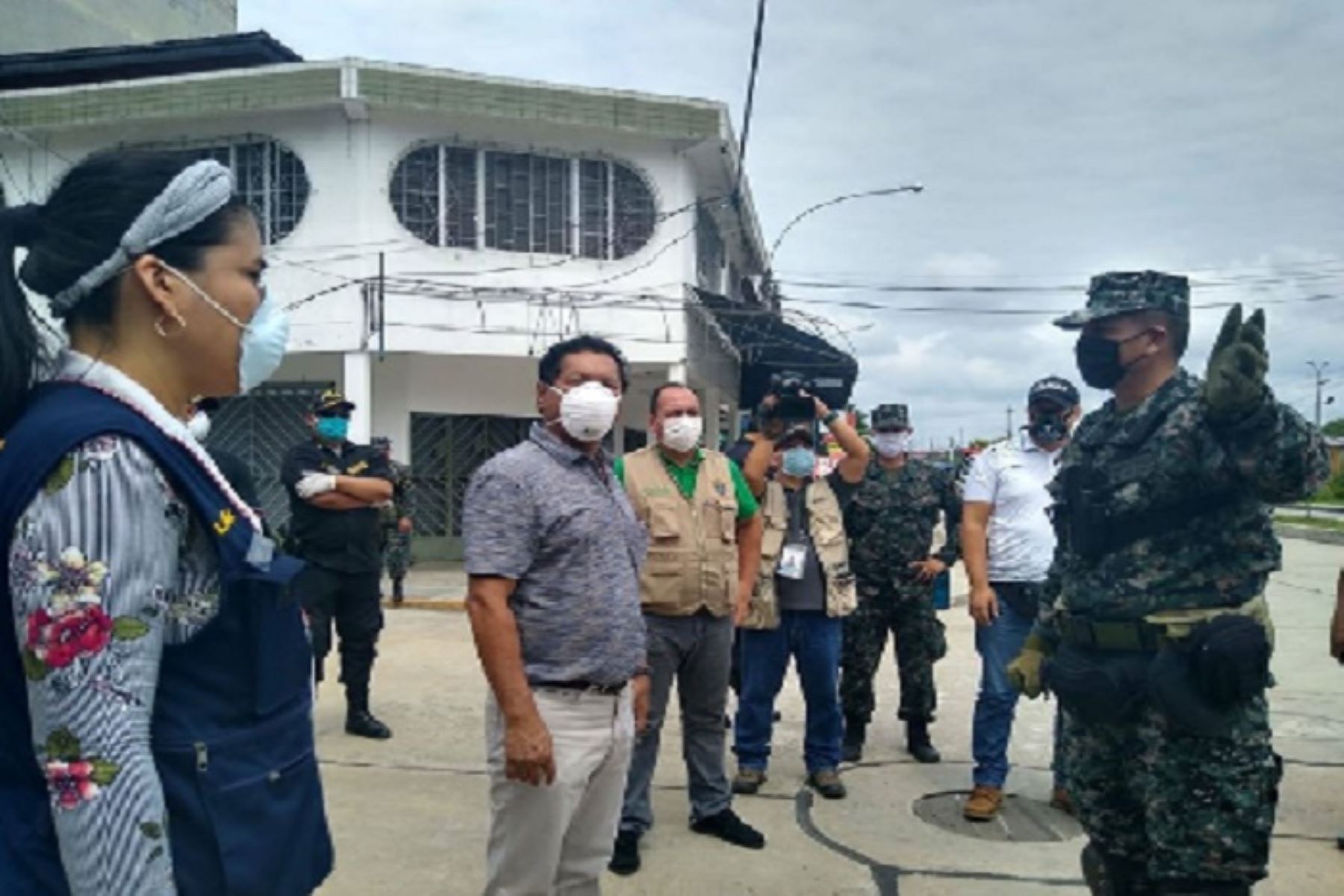 El gobernador regional de Loreto, Elisban Ochoa Sosa, recorrió diversos puntos de la ciudad de Iquitos para verificar si la población está acatando las disposiciones del Gobierno Central.