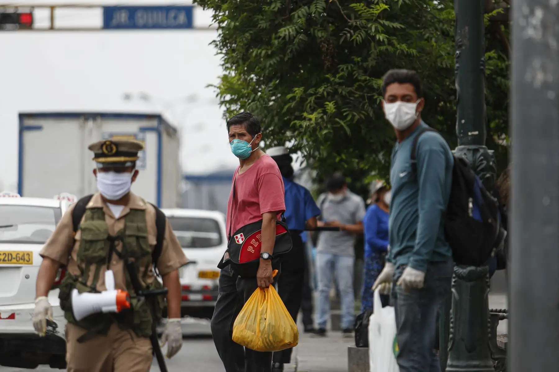 Personas caminan utilizando mascarillas por Centro de Lima. Foto: ANDINA/Renato Pajuelo