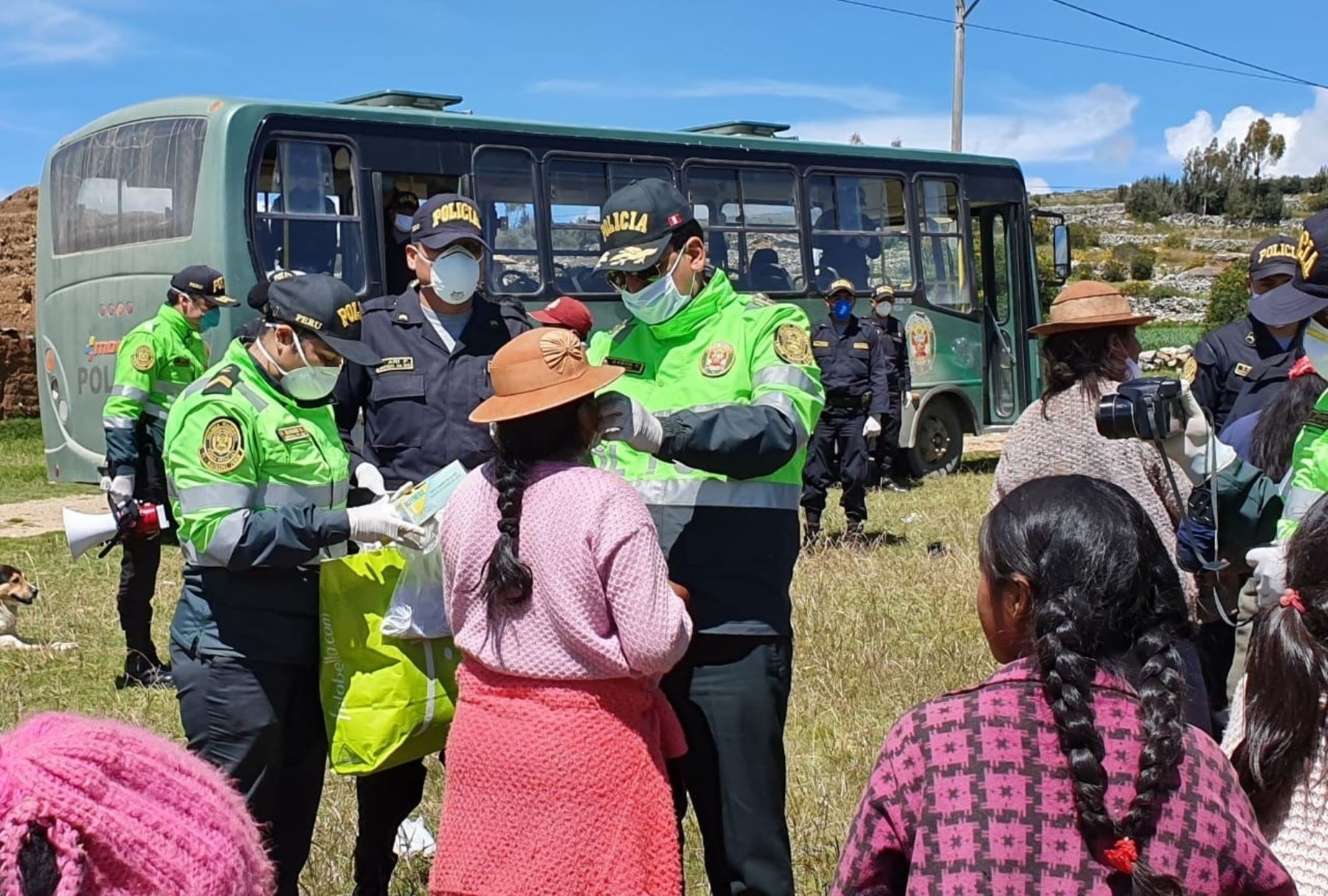 Policías solidarios de la comisaría de Huayucachi entregaron refrigerios a 200 habitantes de dos centros poblados ubicados en las zonas altas de Huancayo, en Junín, y les brindaron consejos para prevenir el coronavirus. ANDINA/Difusión