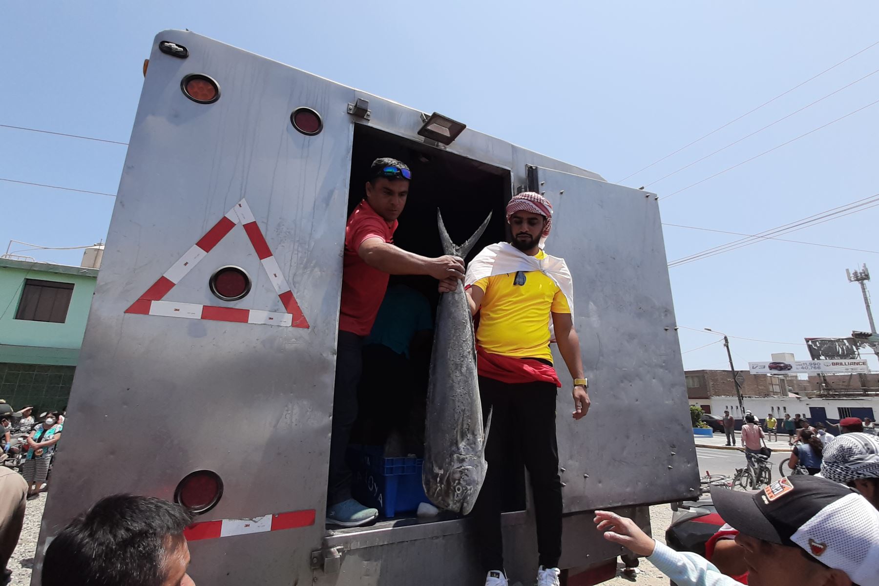 Empresario árabe entrega pescado a familias humildes de Trujillo. Foto: Cortesía/Luis Puell.