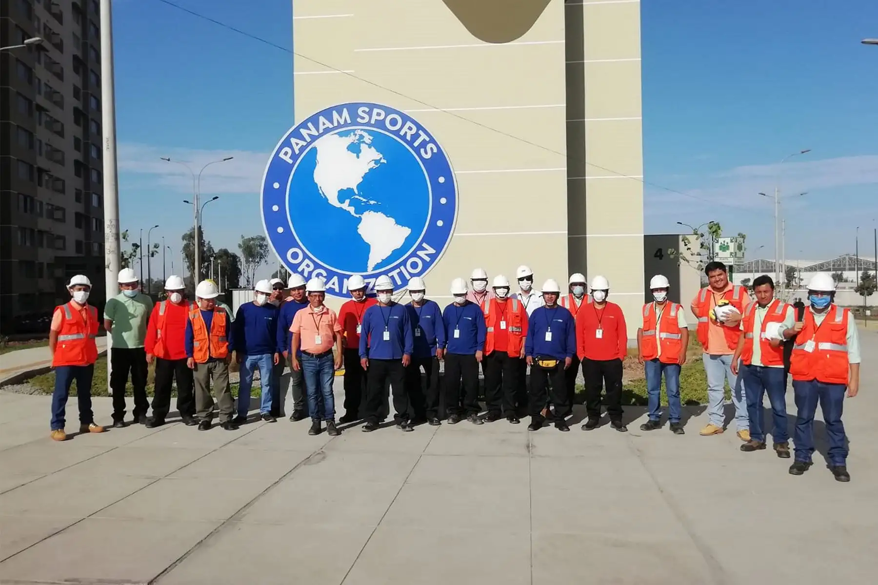 Personal técnico de Movistar realiza la instalación del equipamiento tecnológico necesario para que dos torres de la Villa Panamericana permitan hospitalizar a pacientes con covid-19 que lo requieran.