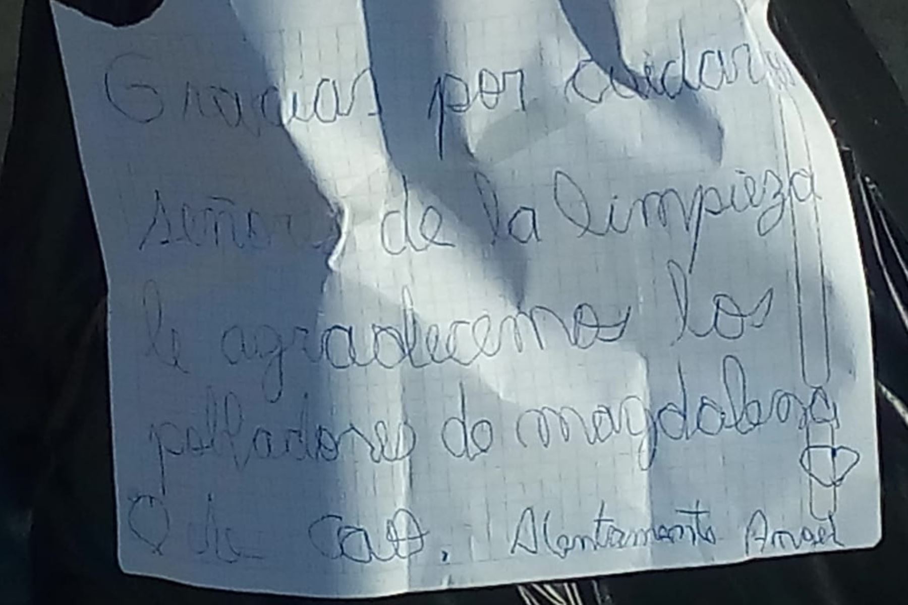 Los trabajadores de limpieza de Magdalena de Cao (La Libertad) encontraron un emotivo mensaje pegado a una bolsa de basura. Foto: ANDINA/Cortesía