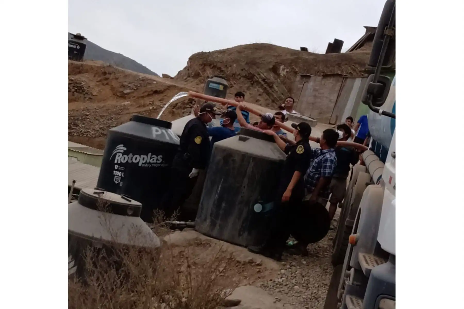 Policía Nacional del Perú distribuye alimentos y agua en cisternas a familias de asentamientos humanos de Lima. ANDINA/Difusión