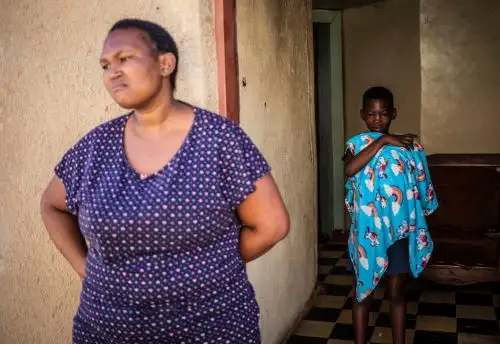 "Un auge de casos de covid-19 podría ser un problema para la nutrición, la inmunización y otros servicios sanitarios para los niños", advierte Save the Children. Foto: EFE,