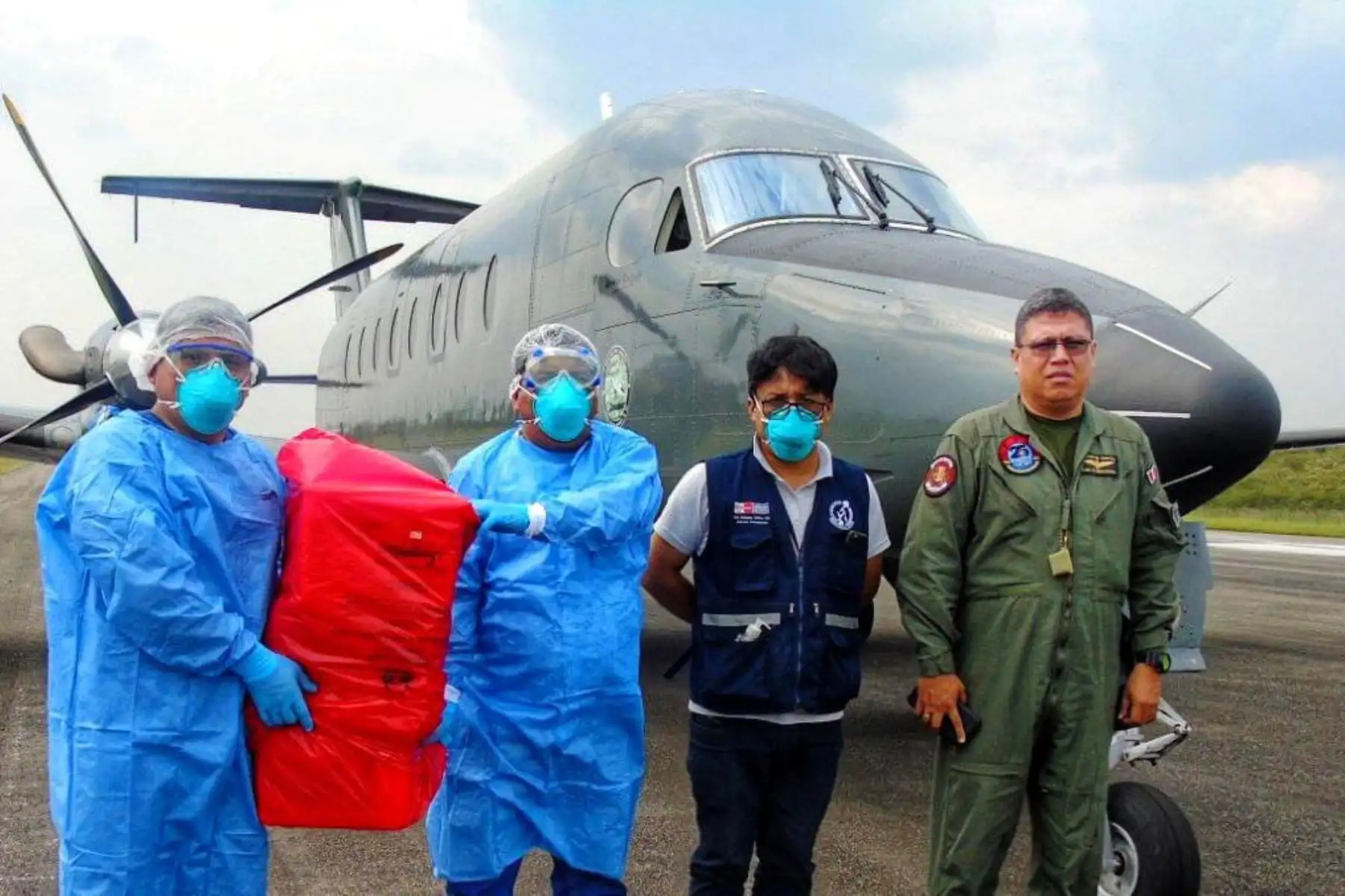 Un avión de la Fuerza Aérea trasladó, desde Cajamarca, muestras de pacientes sospechosos para descarte del coronavirus en Lima.