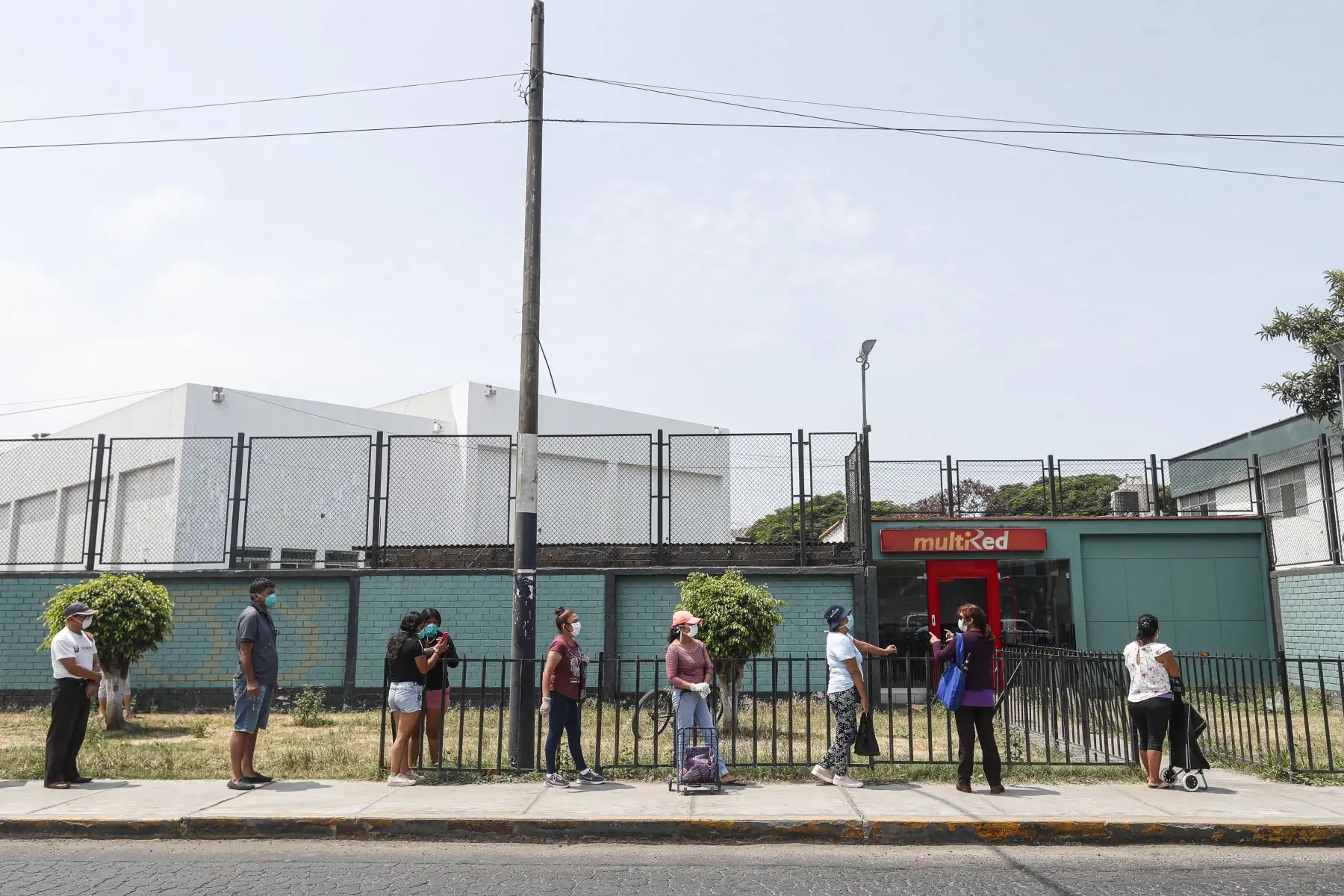 Ciudadanos mantienen su distancia social para retirar dinero de cajero Multired, en Chorrillos. Foto: ANDINA/Renato Pajuelo