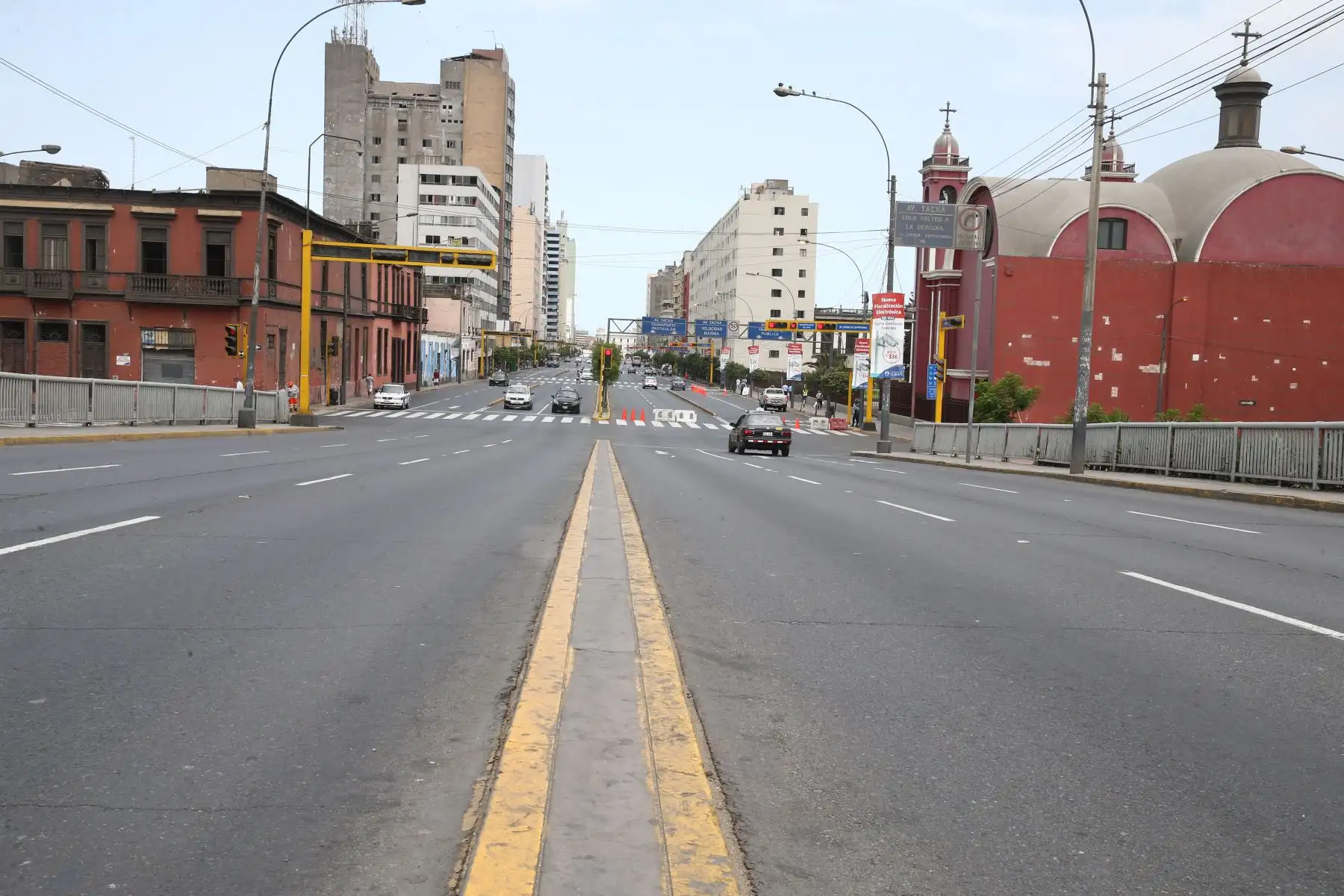 Av. Tacna, libre de su tráfico habitual, durante el día 11 de Estado de Emergencia decretado por el Jefe de Estado en prevención del Covid-19. Foto: ANDINA/Vidal Tarqui