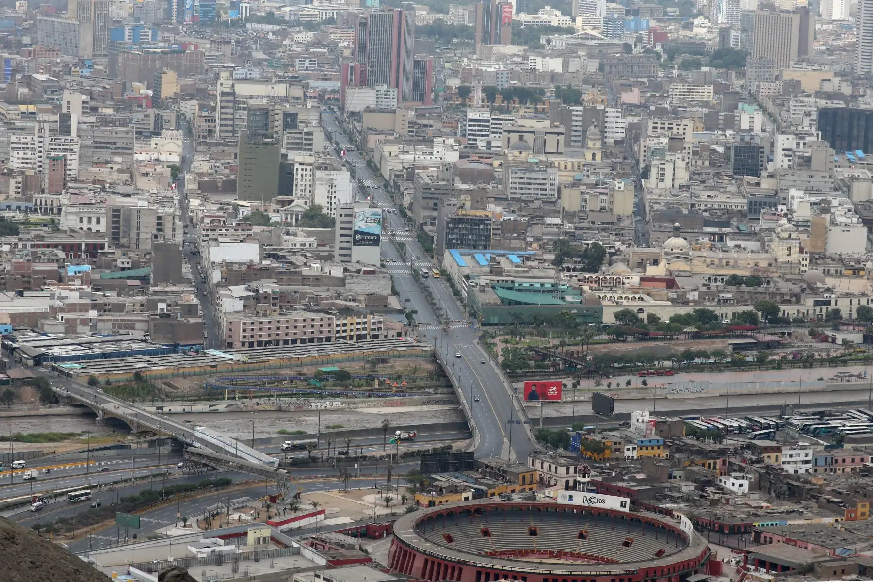 Vista panoramica de Lima 
 desde el Cerro San Cristobal, durante el día 11 de Estado de Emergencia decretado por el Jefe de Estado en prevención del Covid-19. Foto: ANDINA/Vidal Tarqui