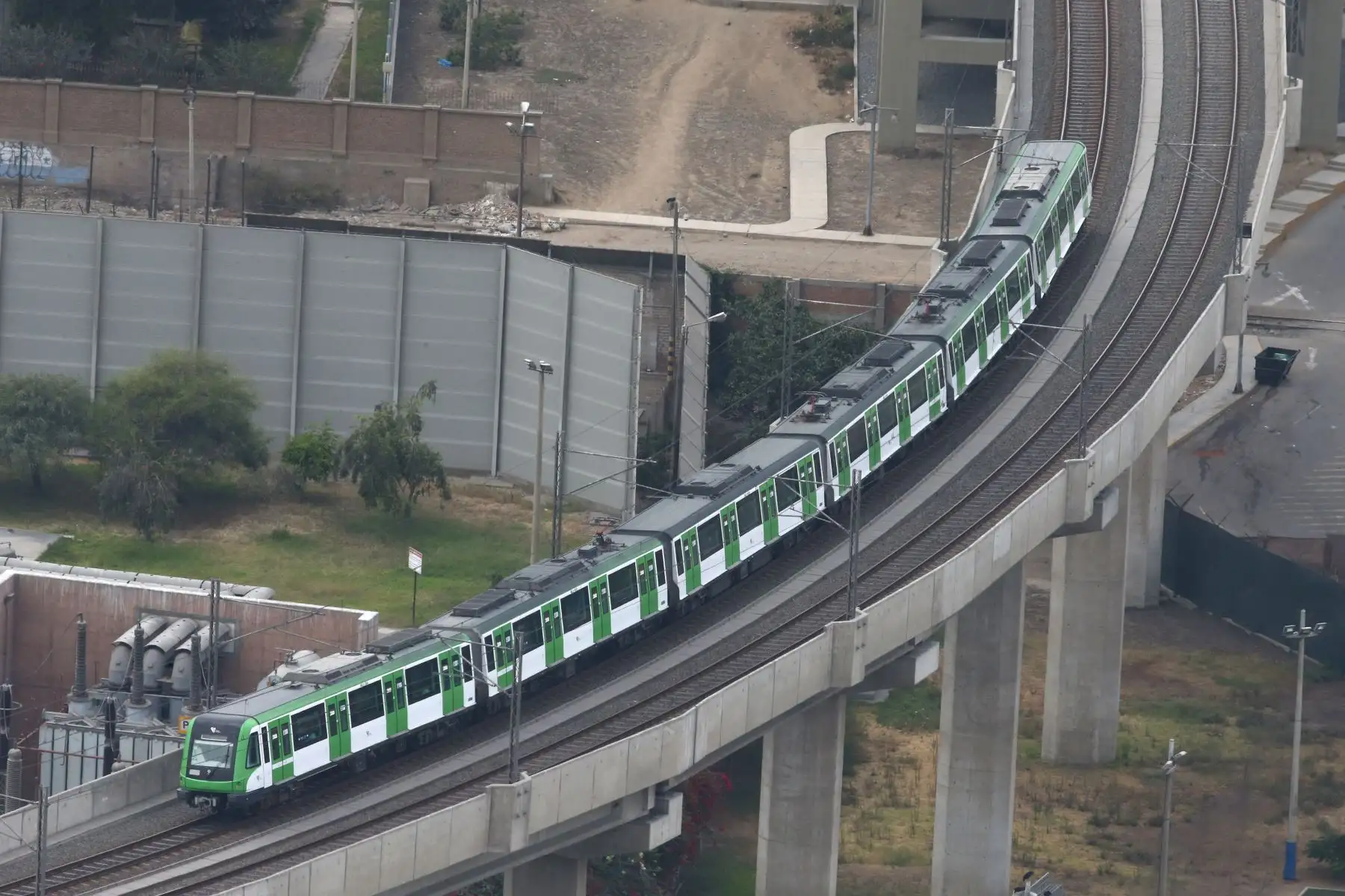 Metro de Lima continua circulando para el traslado de personas durante el día 11 de Estado de Emergencia decretado por el Jefe de Estado en prevención del Covid-19. Foto: ANDINA/Vidal Tarqui