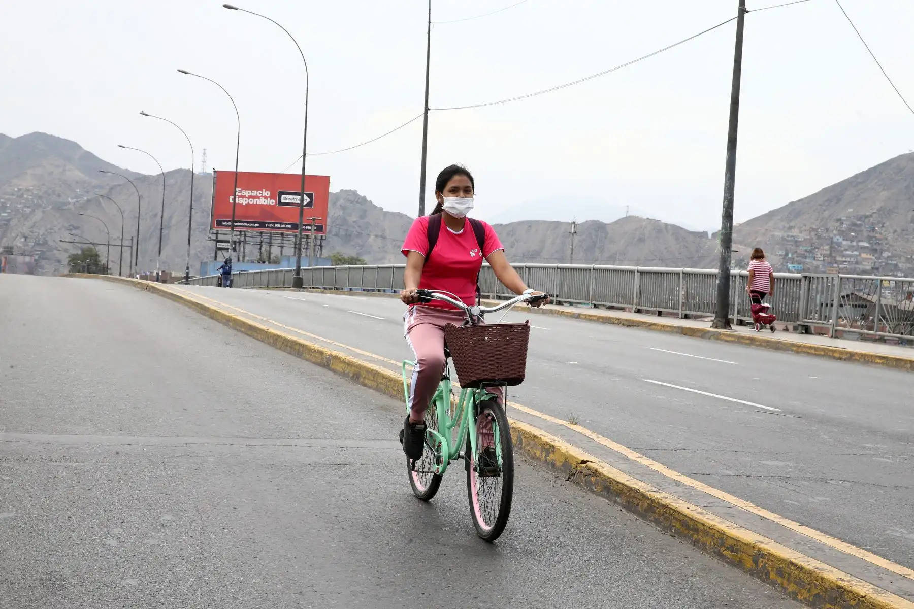 Joven  en bicicleta, recorre la Av. Tacna.  Foto: ANDINA/Vidal Tarqui