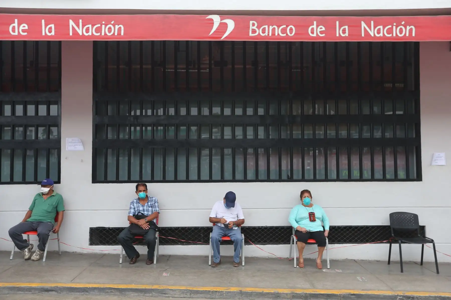 Ciudadanos beneficiarios del bono de 380 soles otorgado por el Estado se acercaron a las agencias del Banco de la Nación a cobrar el subsidio. Foto: ANDINA/Jhonel Rodríguez Robles