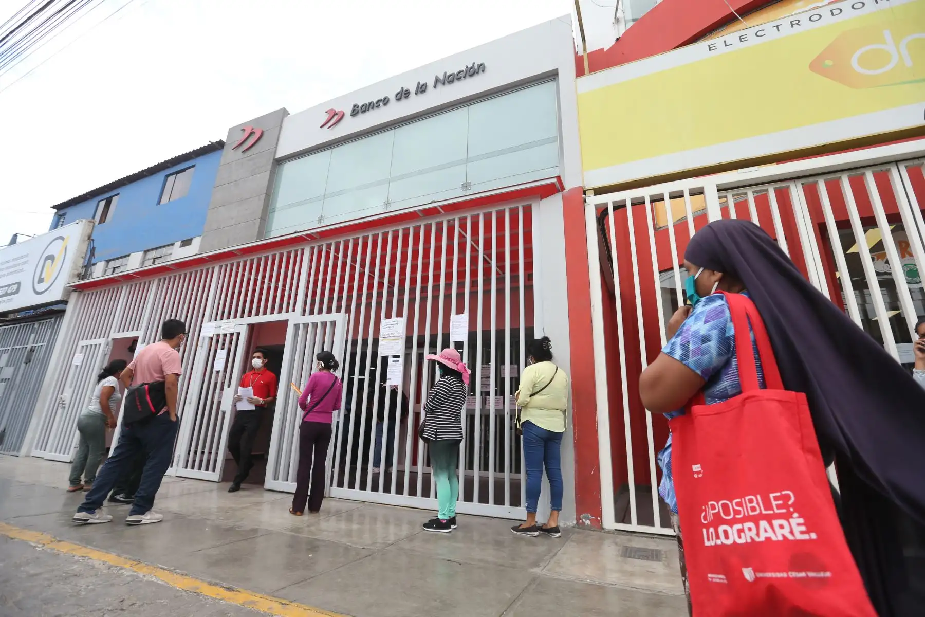 Ciudadanos beneficiarios del bono de 380 soles otorgado por el Estado se acercaron a las agencias del Banco de la Nación a cobrar el subsidio. Foto: ANDINA/Jhonel Rodríguez Robles