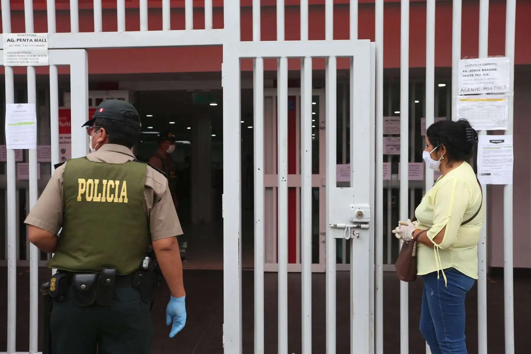 Ciudadanos beneficiarios del bono de 380 soles otorgado por el Estado se acercaron a las agencias del Banco de la Nación a cobrar el subsidio. Foto: ANDINA/Jhonel Rodríguez Robles