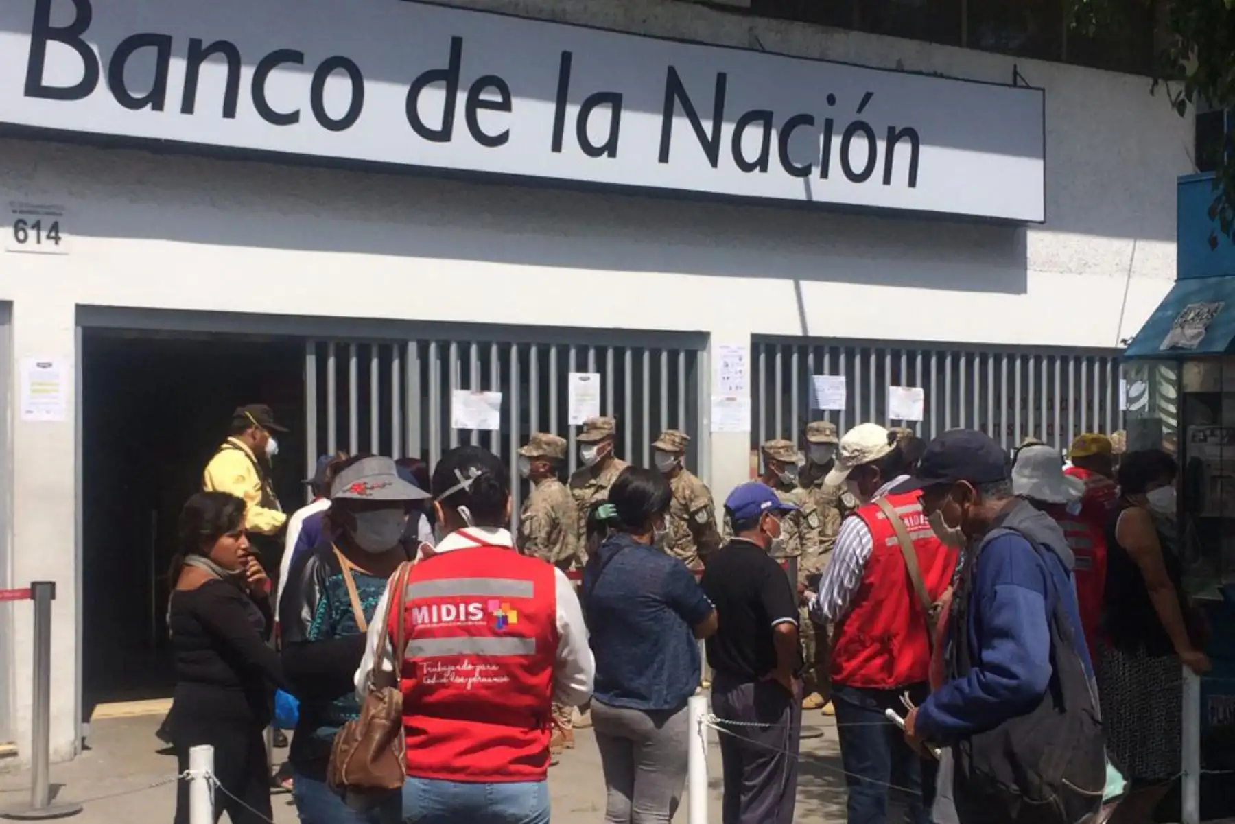 Personal del MIdis orienta a los arequipeños que desean saber si son beneficiarios del bono de S/ 380. Foto: ANDINA/Difusión