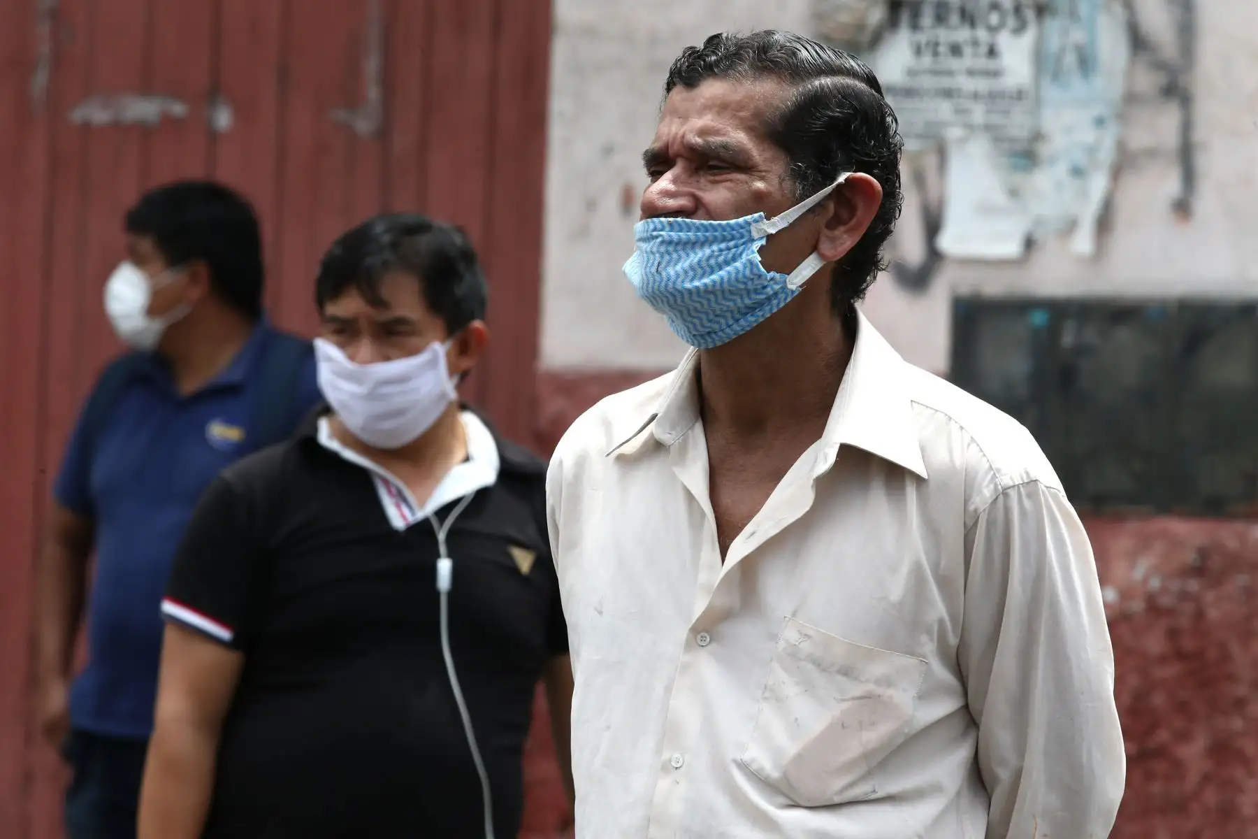 Ciudadanos improvisan mascarillas para protegerse del coronavirus, durante el día 11 de Estado de Emergencia decretado por el Jefe de Estado en prevención del Covid-19. Foto: ANDINA/Vidal Tarqui