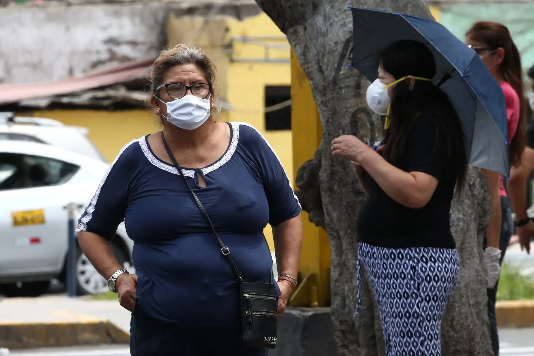Aún muchas personas transitan por las calles  a pesar de la orden del gobierno de aislamiento social en prevención del Covid-19. Foto: ANDINA/Vidal Tarqui