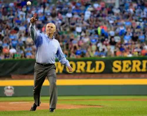 El comisionado de las Grandes Ligas de Béisbol, Rob Manfred, dice que el pasatiempo estadounidense ayudará a la nación a recuperarse de la pandemia de coronavirus