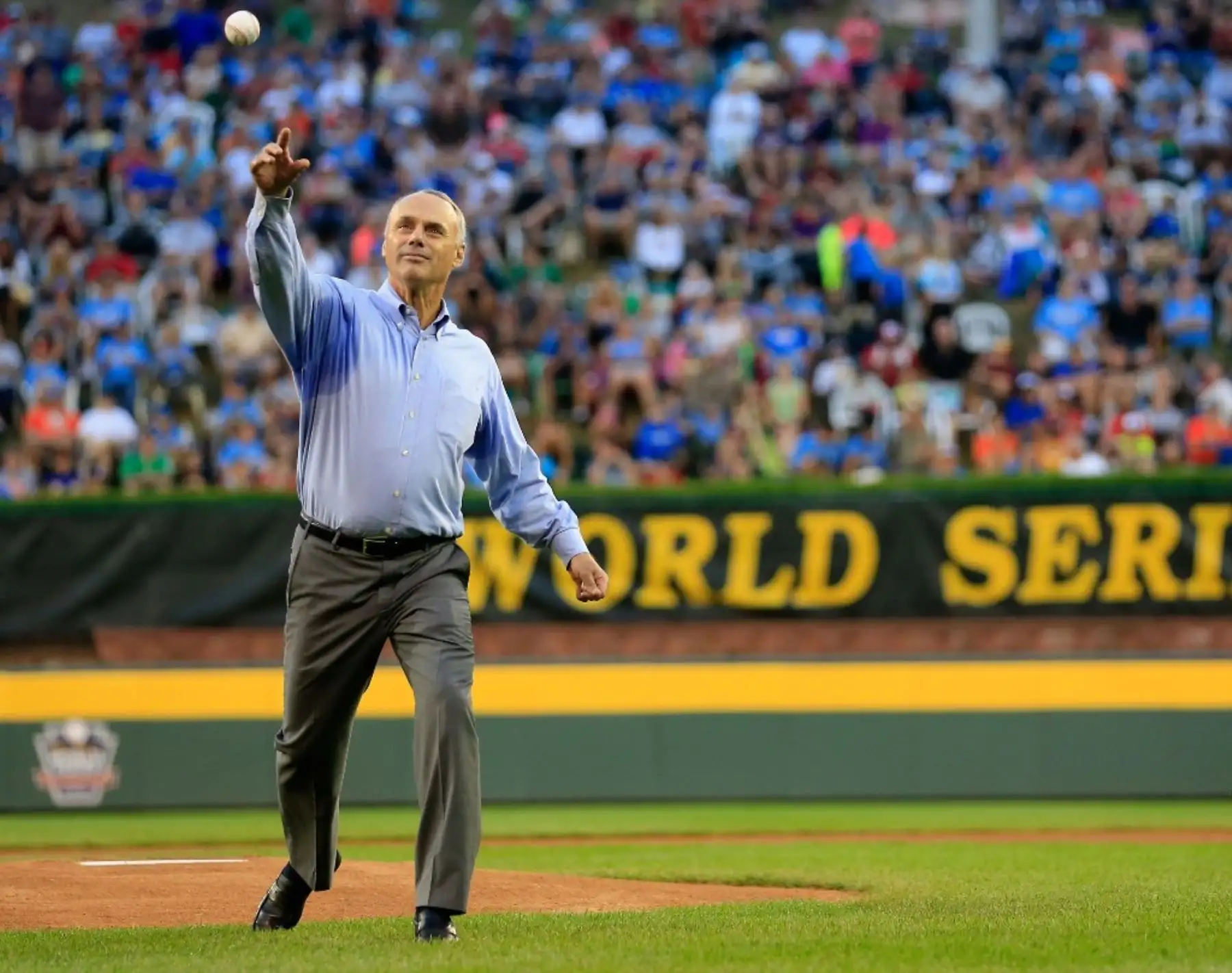 El comisionado de las Grandes Ligas de Béisbol, Rob Manfred, dice que el pasatiempo estadounidense ayudará a la nación a recuperarse de la pandemia de coronavirus