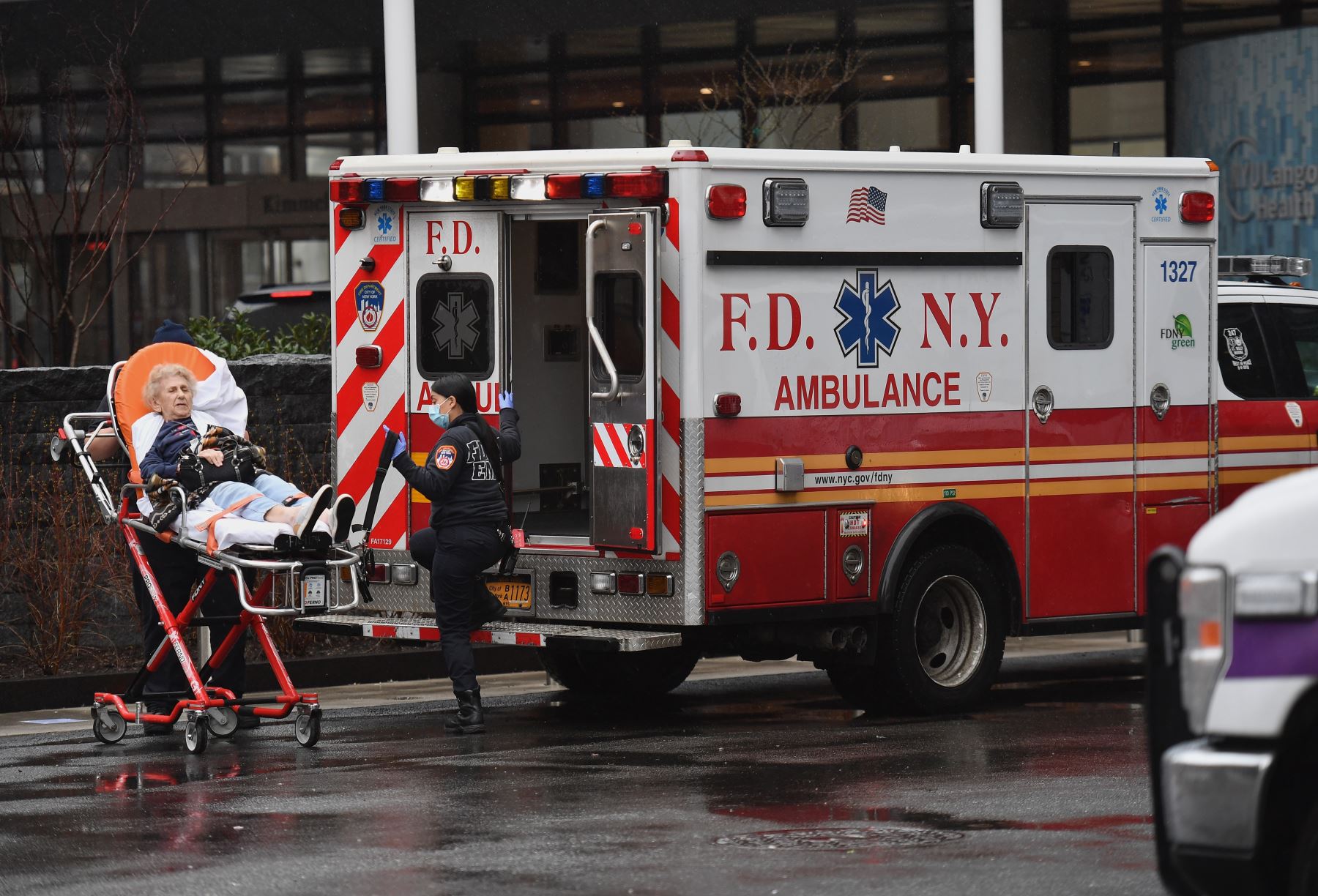 Anciana llega en camilla y es ingresada en el hospital NYU Langone Health Center. La ansiedad se intensificó en Nueva York, el epicentro de la pandemia de coronavirus de Estados Unidos. AFP
