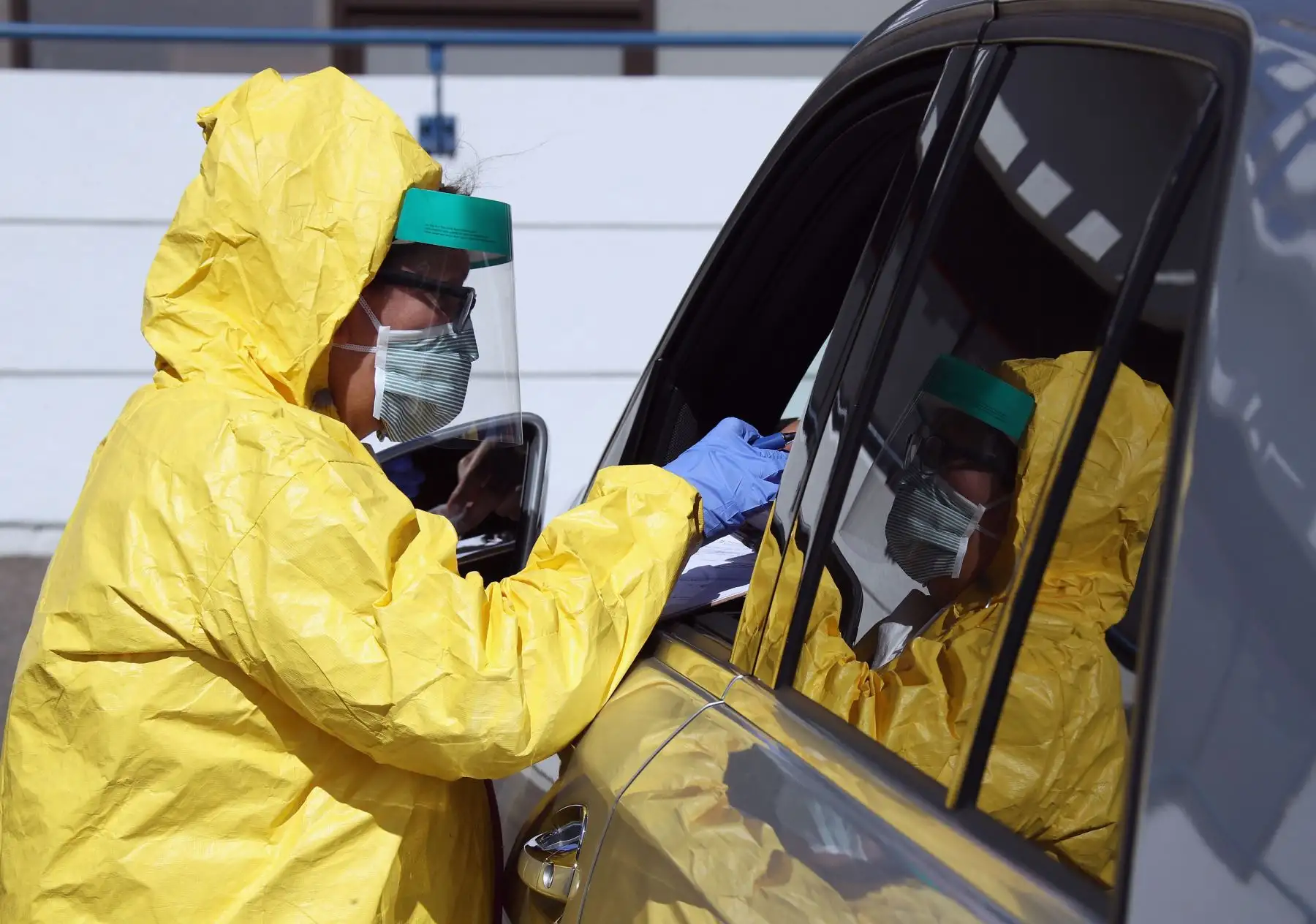 Un trabajador médico atiende a pacientes en el centro de autocinema de ProHealth Care en New York. AFP
