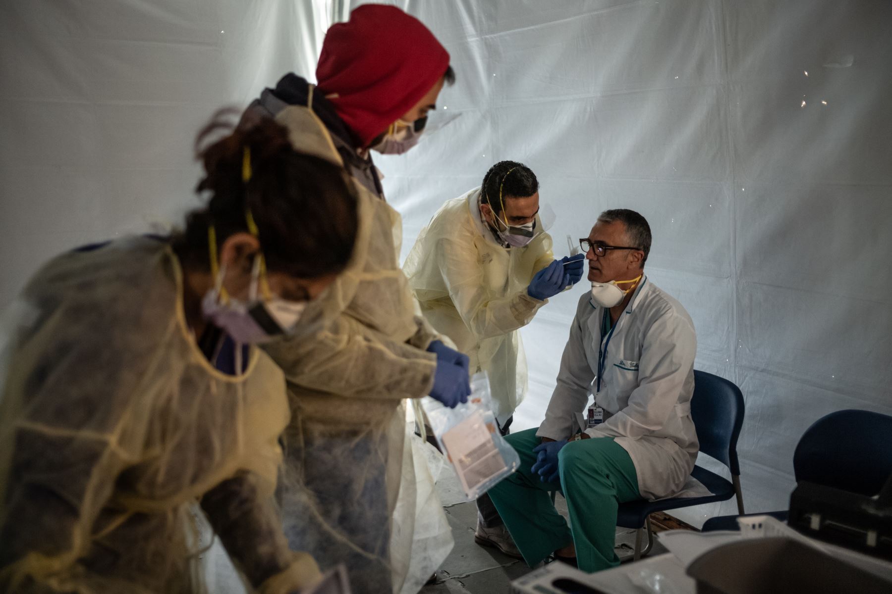 Los médicos evalúan al personal del hospital con síntomas similares a los de la gripe para detectar el coronavirus en carpas preparadas para clasificar a los posibles pacientes con COVID-19 afuera antes de ingresar al hospital St. Barnabas en el Bronx. AFP