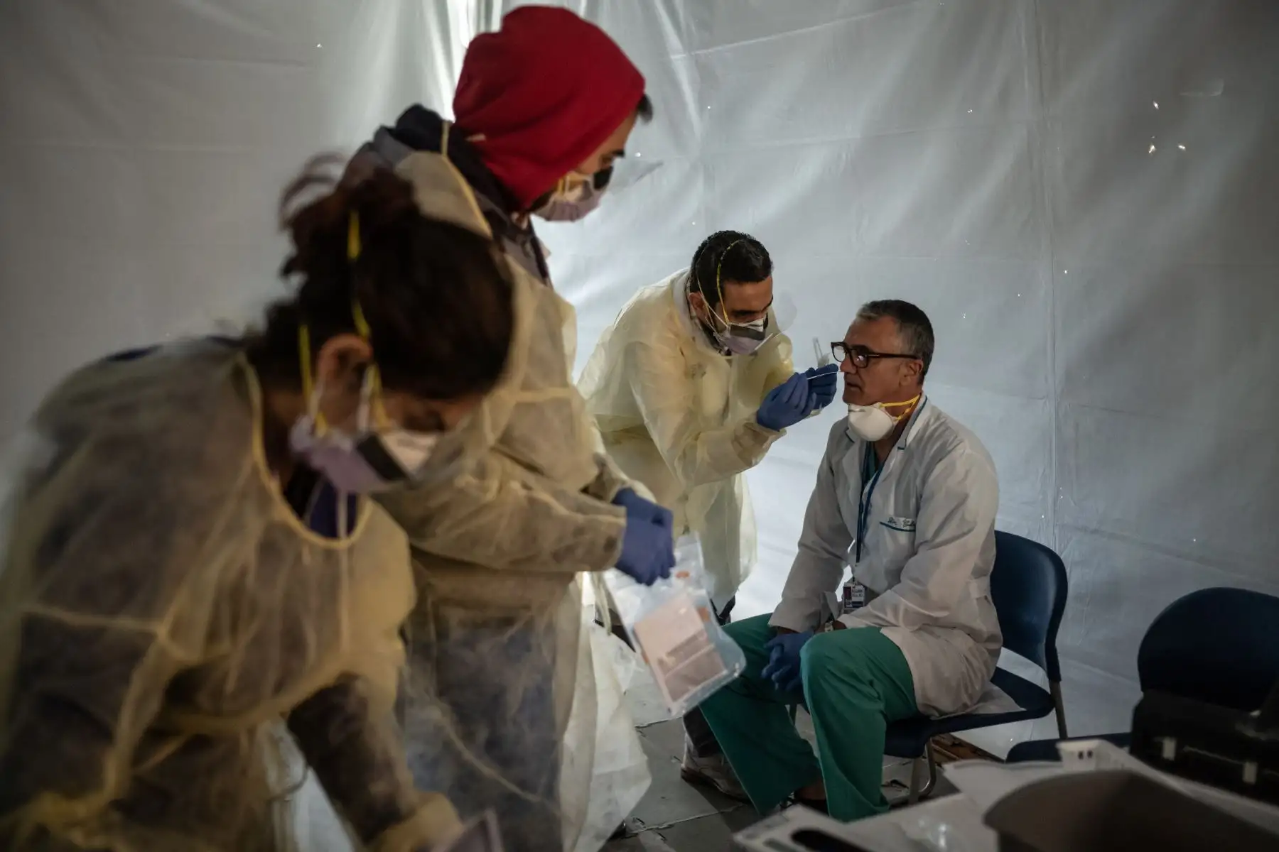 La distribución de artículos de primera necesidad ayudará a las familias en pobreza y pobreza extrema a cumplir el aislamiento social. Foto: AFP.