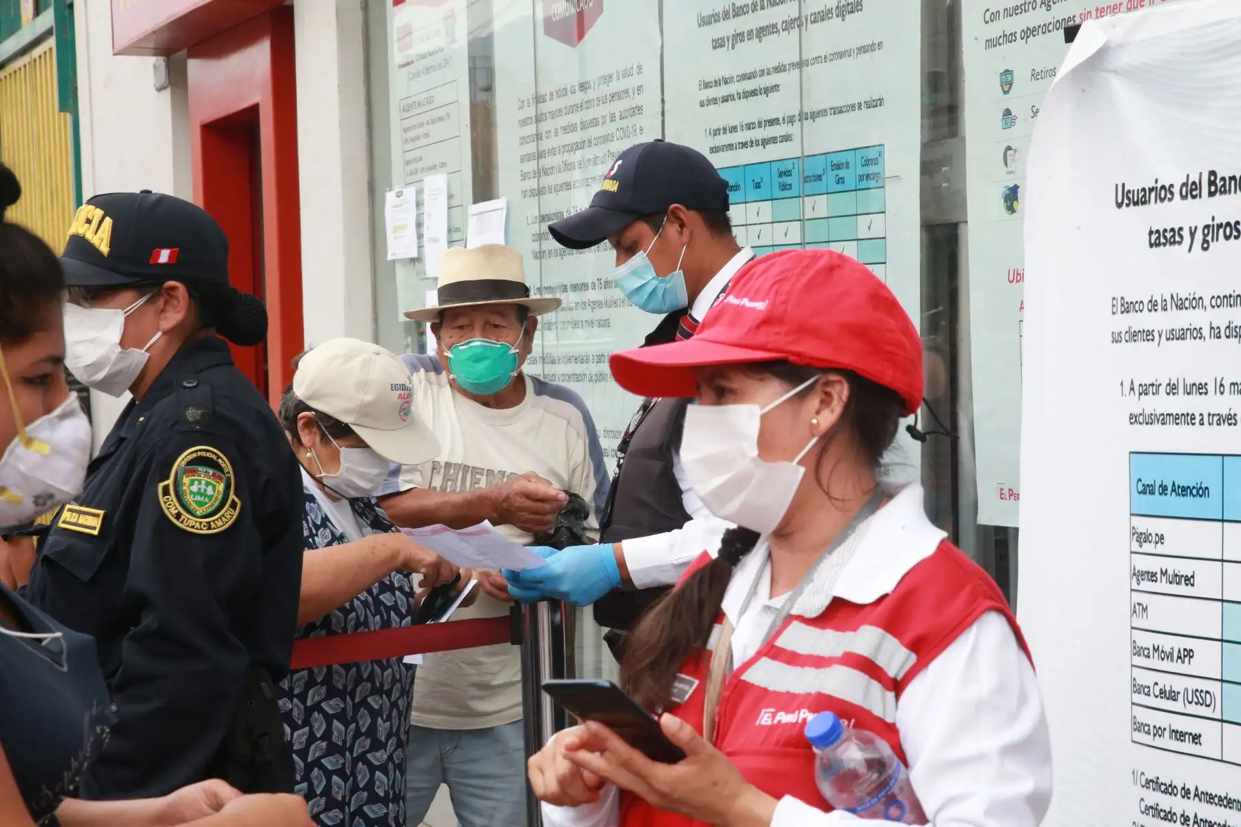 Agencias del banco de la Nación atienden a beneficiarios del bono de S/. 380.00, que el Estado brinda por la emergencia del coronavirus COVID-19.Foto: ANDINA/Jhony Laurente