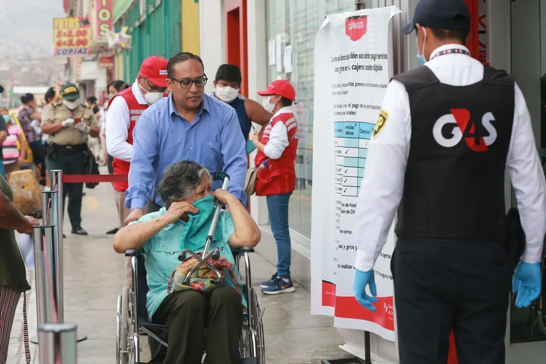 Agencias del banco de la Nación atienden a beneficiarios del bono de S/. 380.00, que el Estado brinda por la emergencia del coronavirus COVID-19.Foto: ANDINA/Jhony Laurente