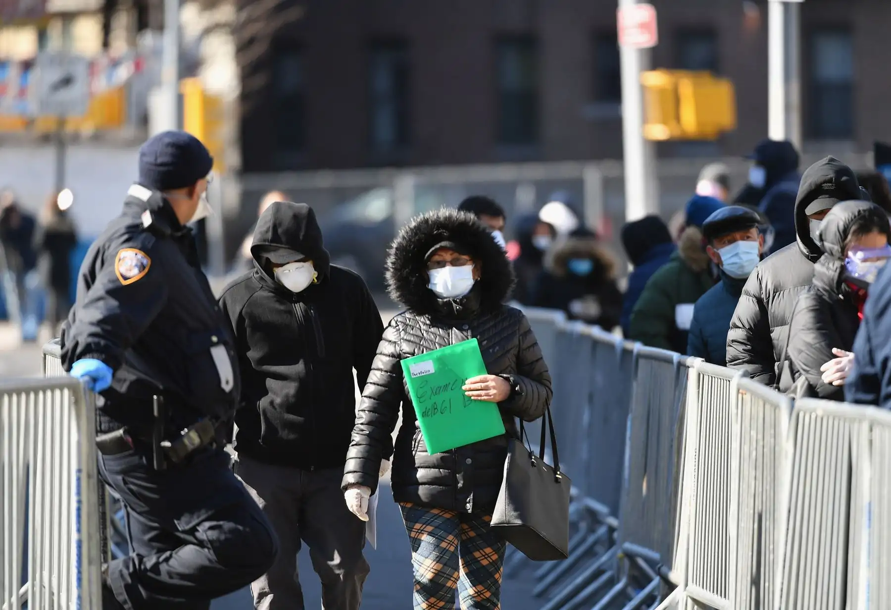 Las personas se van después de hacerse la prueba del coronavirus (COVID-19) en el Centro Hospitalario Elmhurst en el distrito de Queens de la ciudad de Nueva York. AFP
