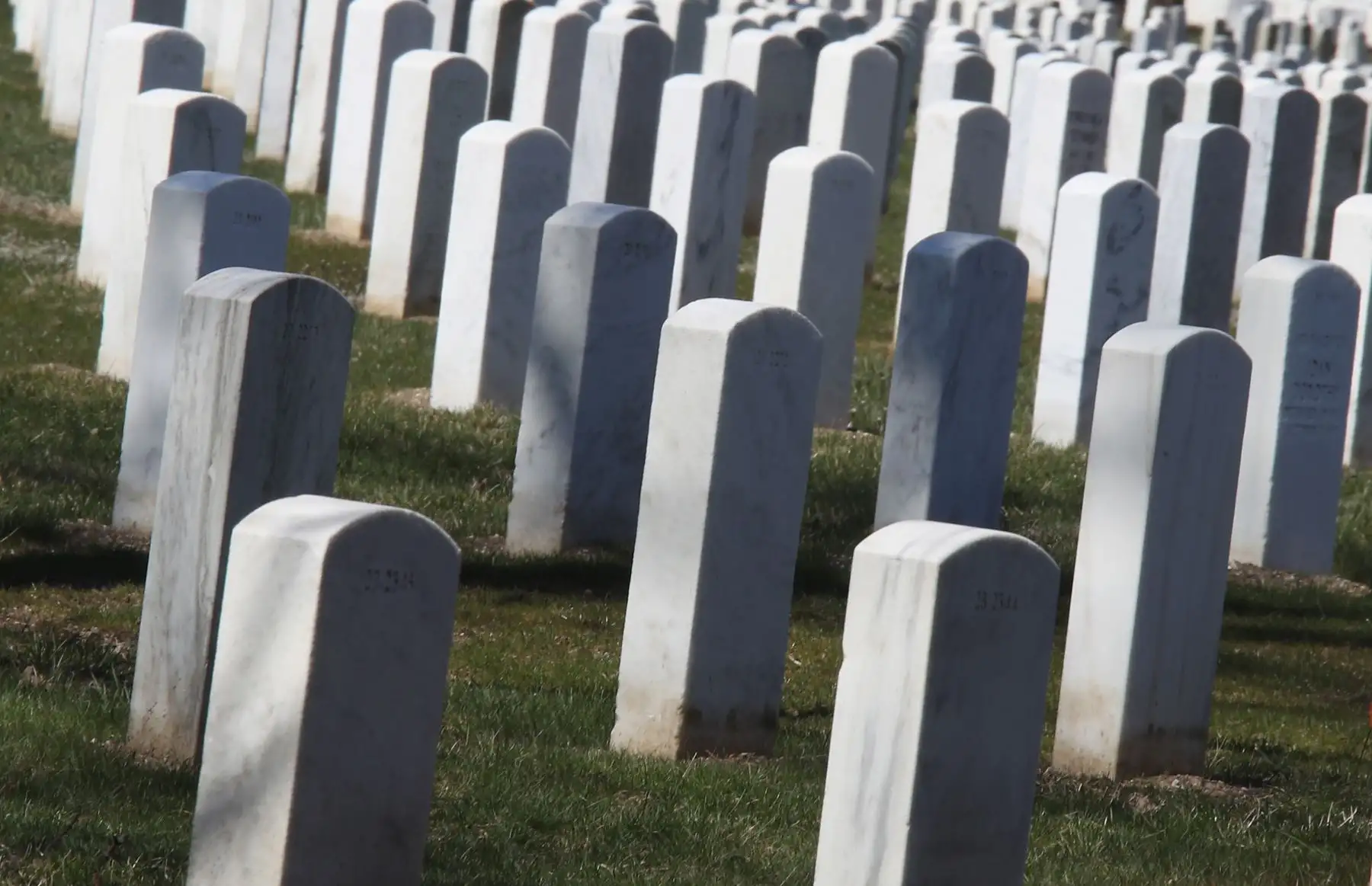 Una vista general del Cementerio Nacional de Long Island en New York. Estados Unidos hasta hoy lleva  80.837 infectados y más de mil fallecidos por coronavirus y . AFP