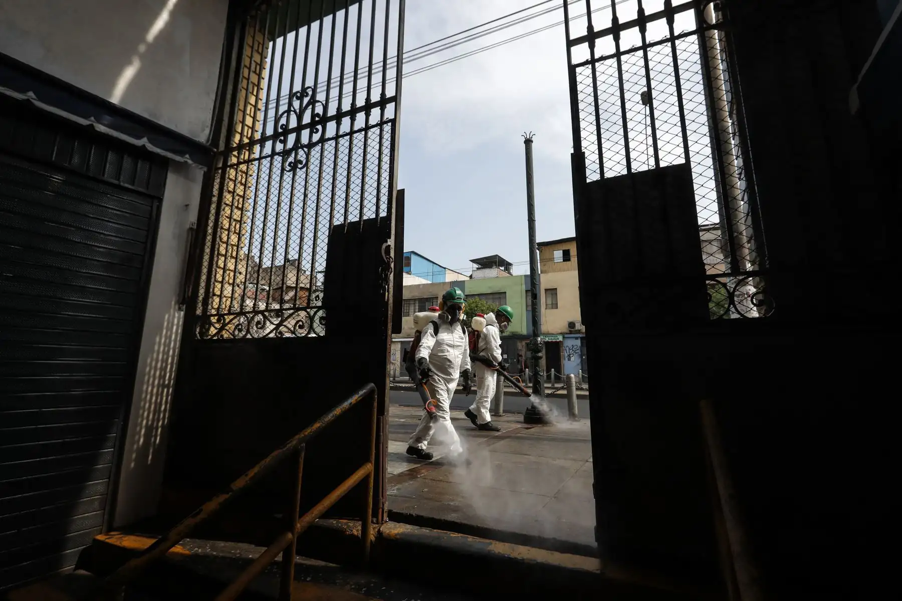 Personal de la Municipalidad de Lima, limpia y desinfecta avenidas y calles del Cercado de Lima. Foto: ANDINA/Renato Pajuelo