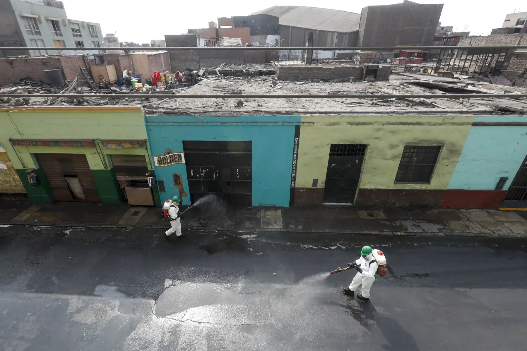 Personal de la Municipalidad de Lima, limpia y desinfecta avenidas y calles del Cercado de Lima. Foto: ANDINA/Renato Pajuelo