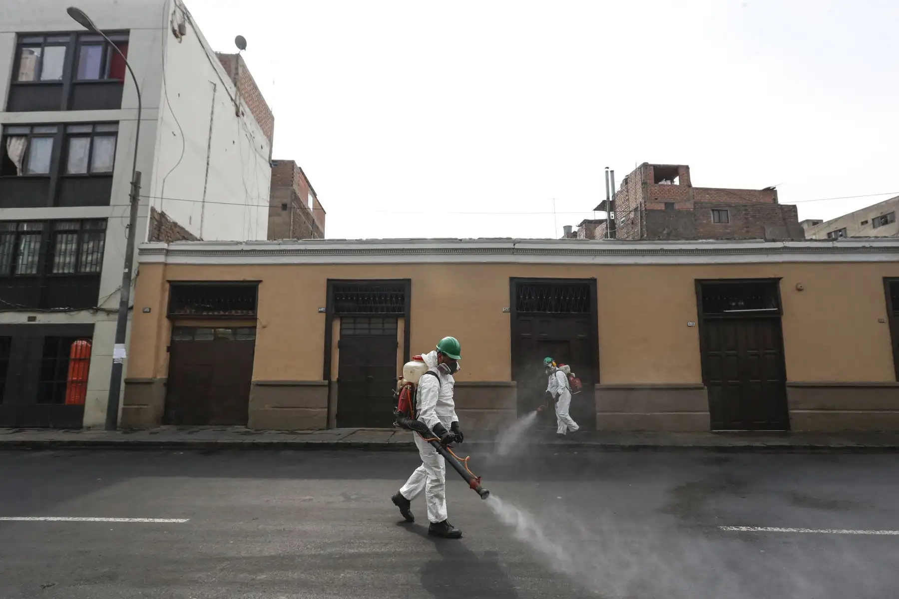 Personal de la Municipalidad de Lima, limpia y desinfecta avenidas y calles del Cercado de Lima. Foto: ANDINA/Renato Pajuelo