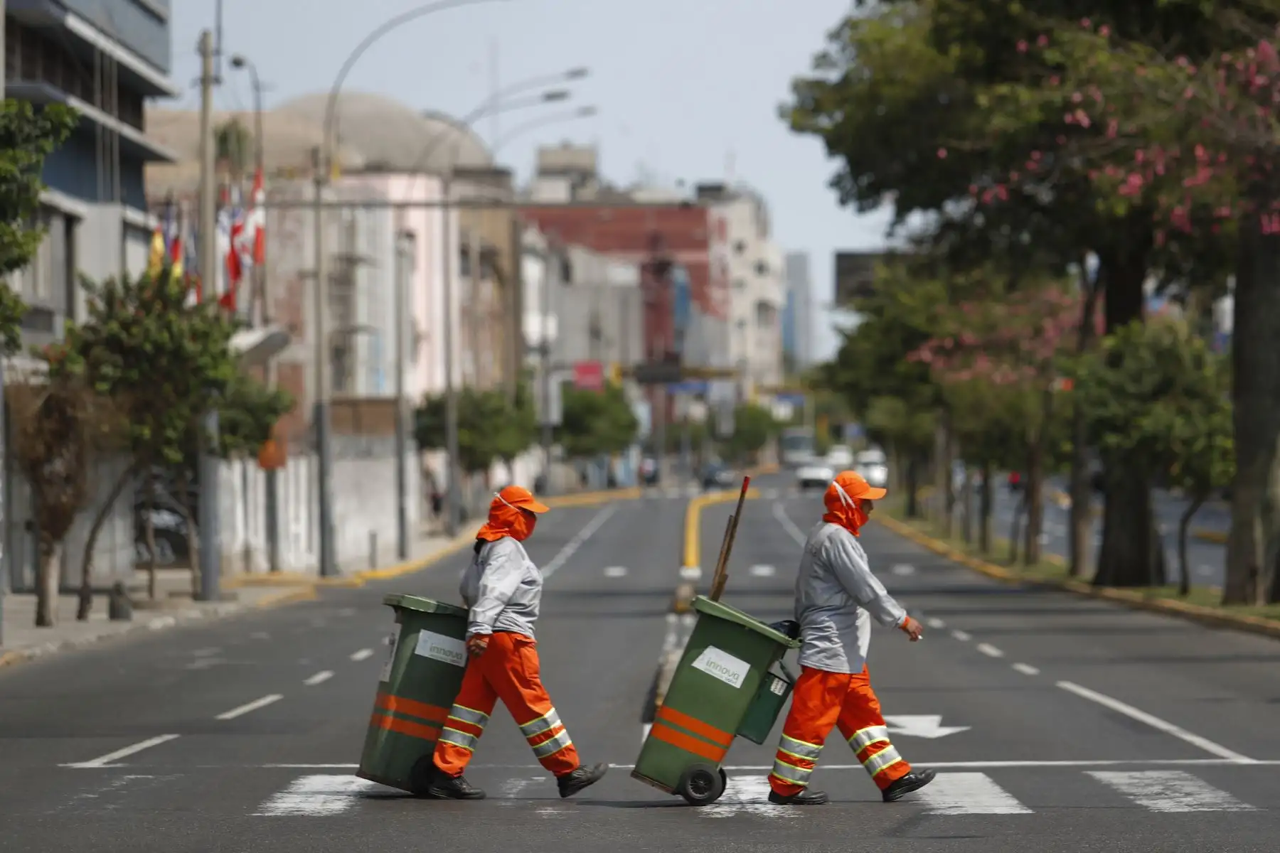 Personal de la Municipalidad de Lima, limpia y desinfecta avenidas y calles del Cercado de Lima. Foto: ANDINA/Renato Pajuelo