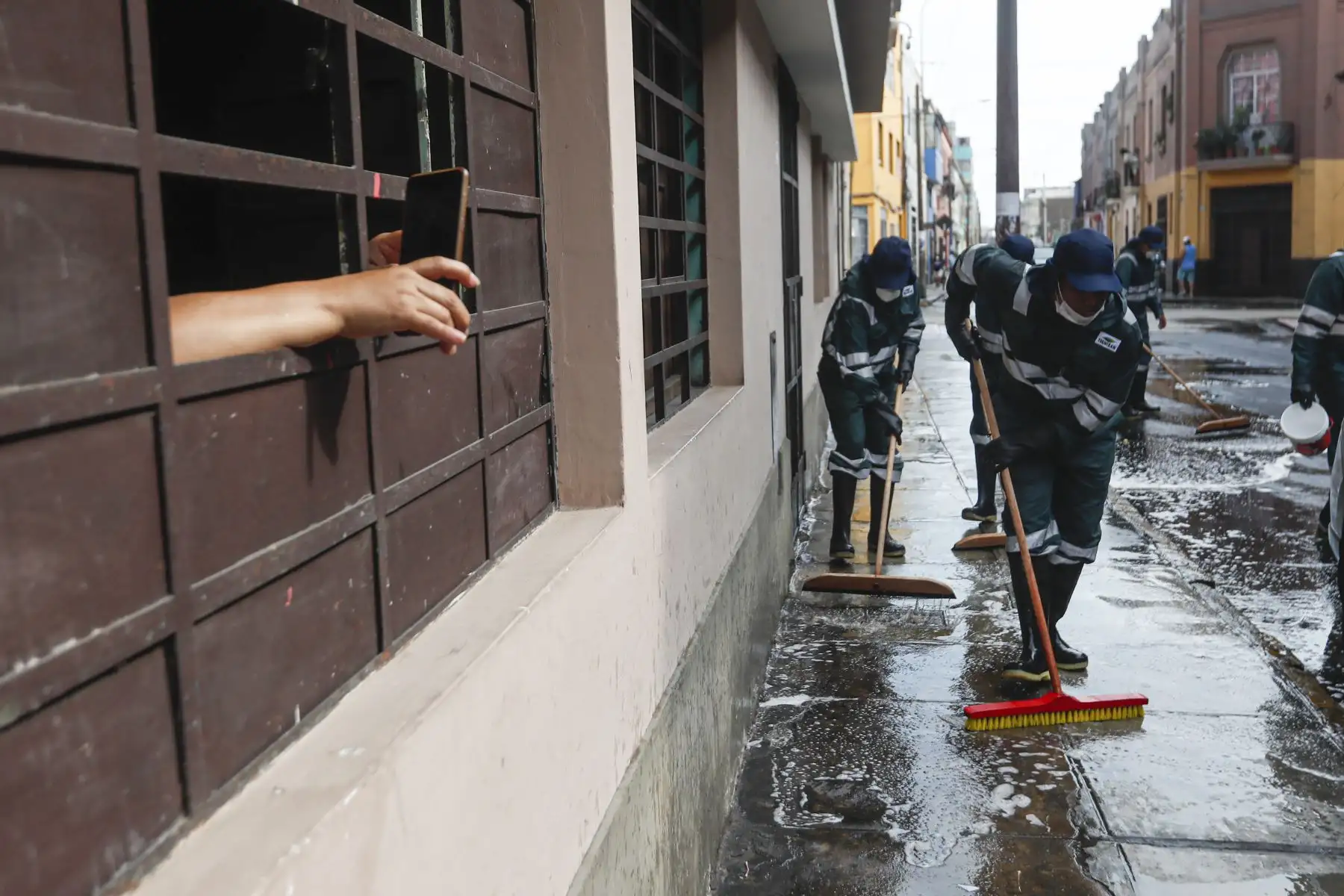 Personal de la Municipalidad de Lima, limpia y desinfecta avenidas y calles del Cercado de Lima. Foto: ANDINA/Renato Pajuelo