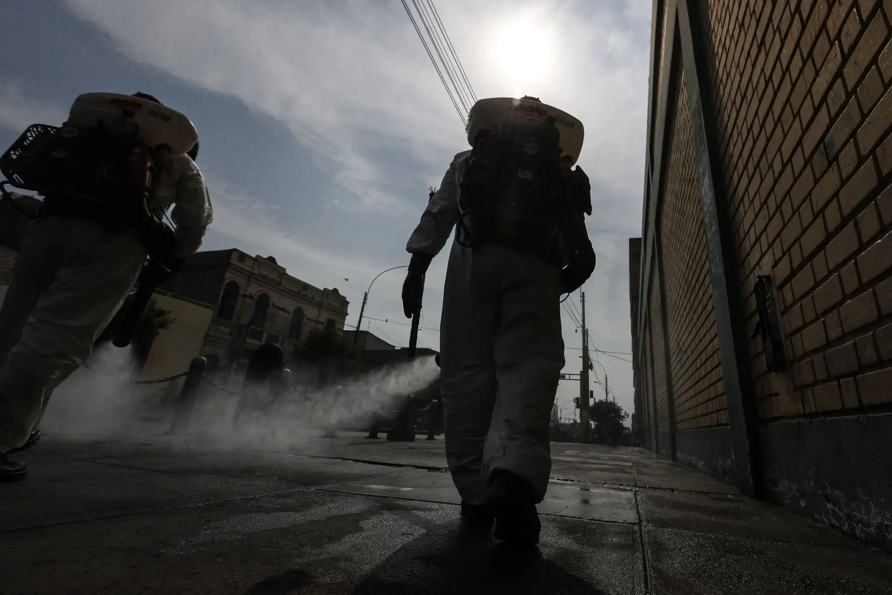 Personal de la Municipalidad de Lima, limpia y desinfecta avenidas y calles del Cercado de Lima. Foto: ANDINA/Renato Pajuelo