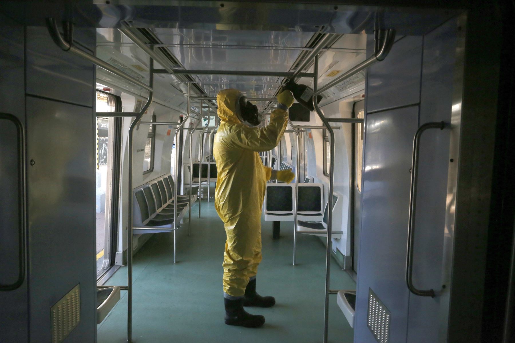 Soldados desinfectan vagones del metro como medida para controlar el avance del coronavirus, este jueves en Río de Janeiro (Brasil). Foto: EFE