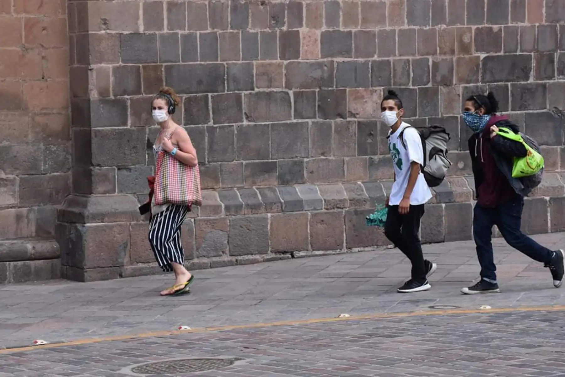 En el centro histórico del Cusco aún se observa a turistas y cusqueños, pese al estado de emergencia y aislamiento social. Foto: ANDINA/Difusión