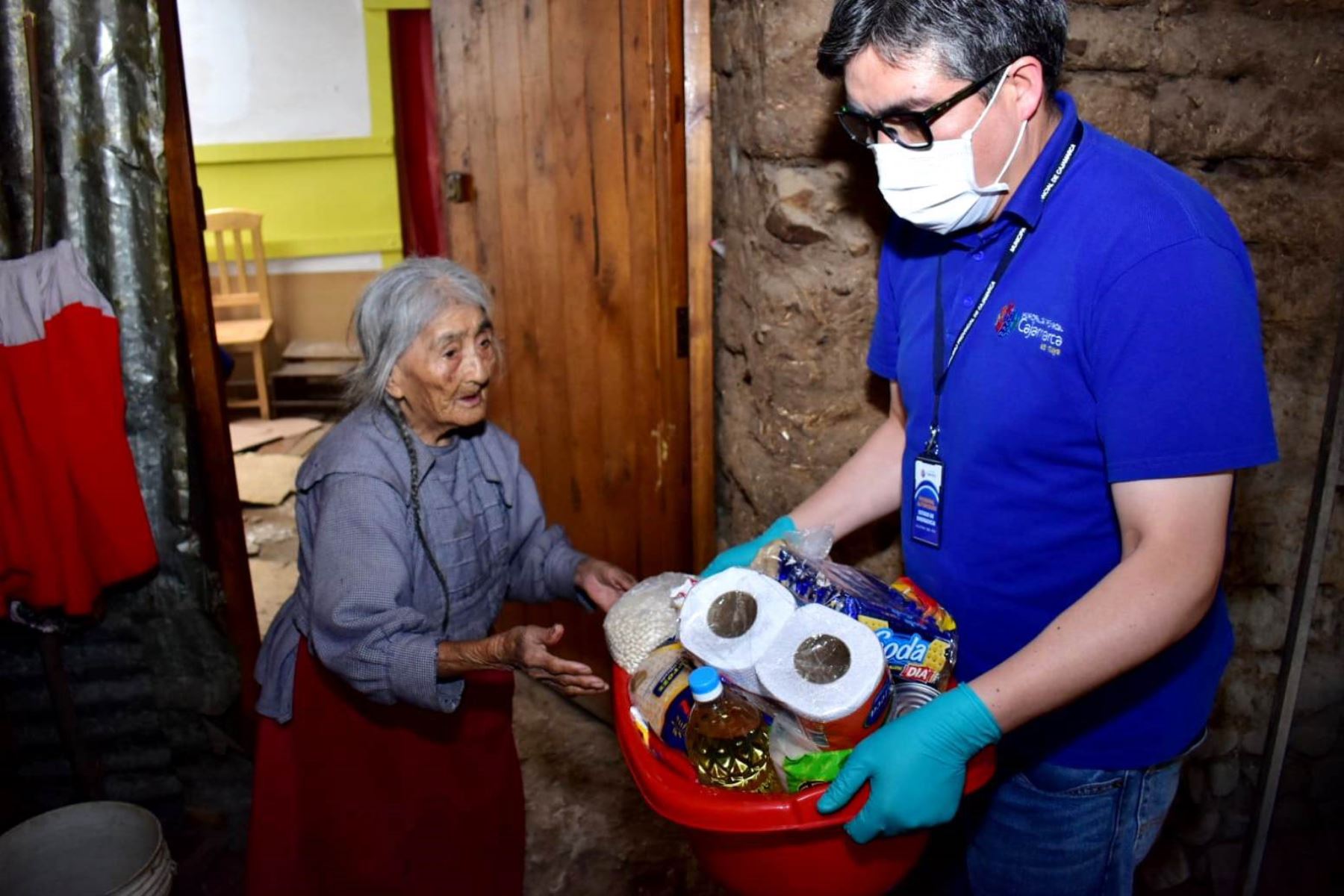 Autoridades municipales de Cajamarca entregan ayuda a adultos mayores para asegurar su subsistencia durante la emergencia nacional por coronavirus.