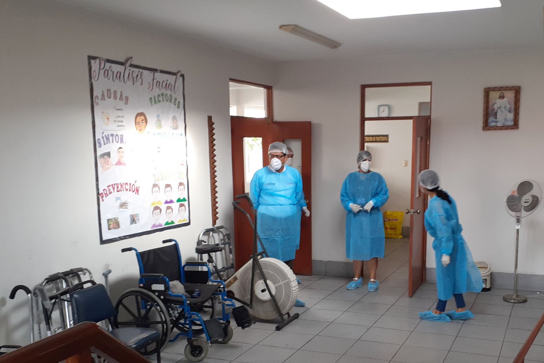 Jefe del Gabinete Ministerial, Vicente Zeballos felicita a los profesionales de la salud, que laboran en el Hogar San Vicente de Paul de la Beneficiencia de Lima  ante la propagación del COVID-19. 
Foto: PCM