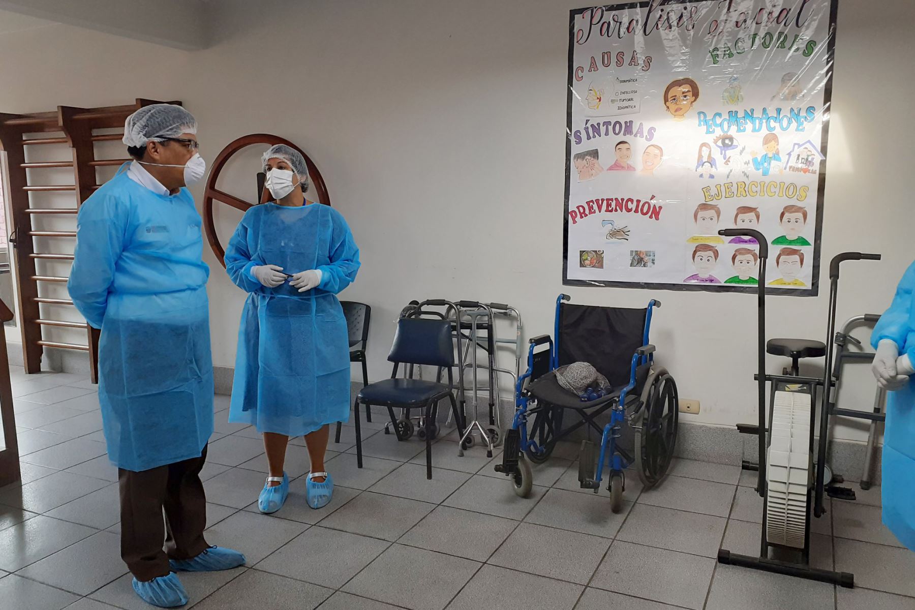 Jefe del Gabinete Ministerial, Vicente Zeballos felicita a los profesionales de la salud, que laboran en el Hogar San Vicente de Paul de la Beneficiencia de Lima  ante la propagación del COVID-19. 
Foto: PCM