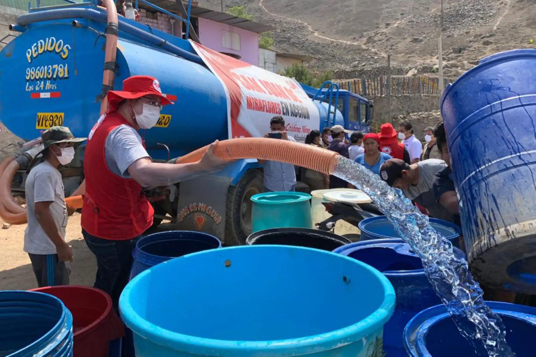 El ministro de Vivienda Rodolfo Yanez y la alcaldesa distrital Cristina Nina de San Juan de Miraflores abastecen de agua en el A.H. Flor de Amancaes.
Foto: Ministerio de Vivienda