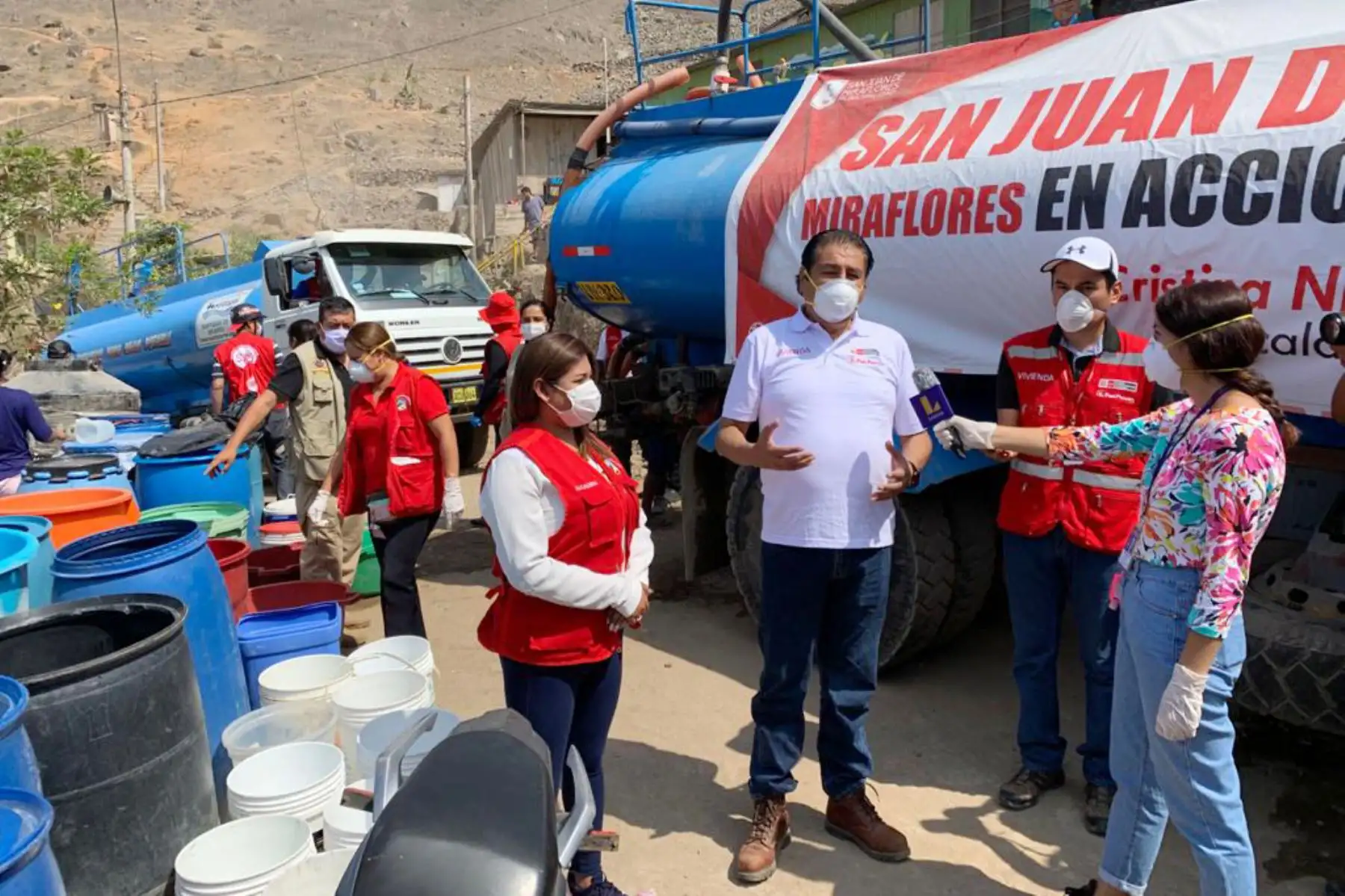 El ministro de Vivienda Rodolfo Yanez y la alcaldesa distrital Cristina Nina de San Juan de Miraflores abastecen de agua en el A.H. Flor de Amancaes.
Foto: Ministerio de Vivienda